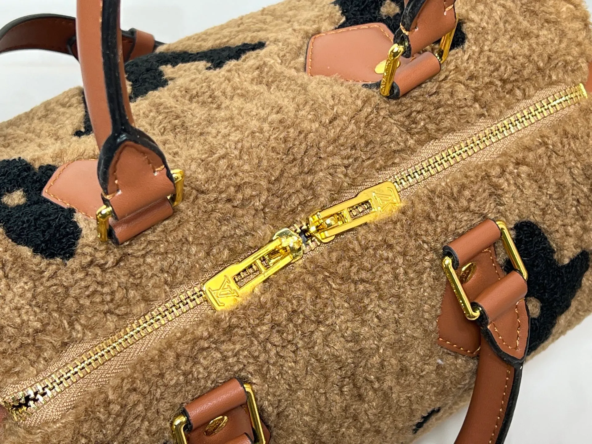 Batch 260💰Upgraded original M23468 M40390 [Speedy Bandoulière 25 handbag] Lamb velvet🔥Made of soft wool leather with grained leather trim, relying on complex intarsia technology to outline the Giant Monogram pattern, showing the trend of the winter series. Rolled leather top handles and removable and adjustable leather shoulder strap allow for a variety of carrying options. Dimensions: 25.0 x 19.0 x 15.0 cm
