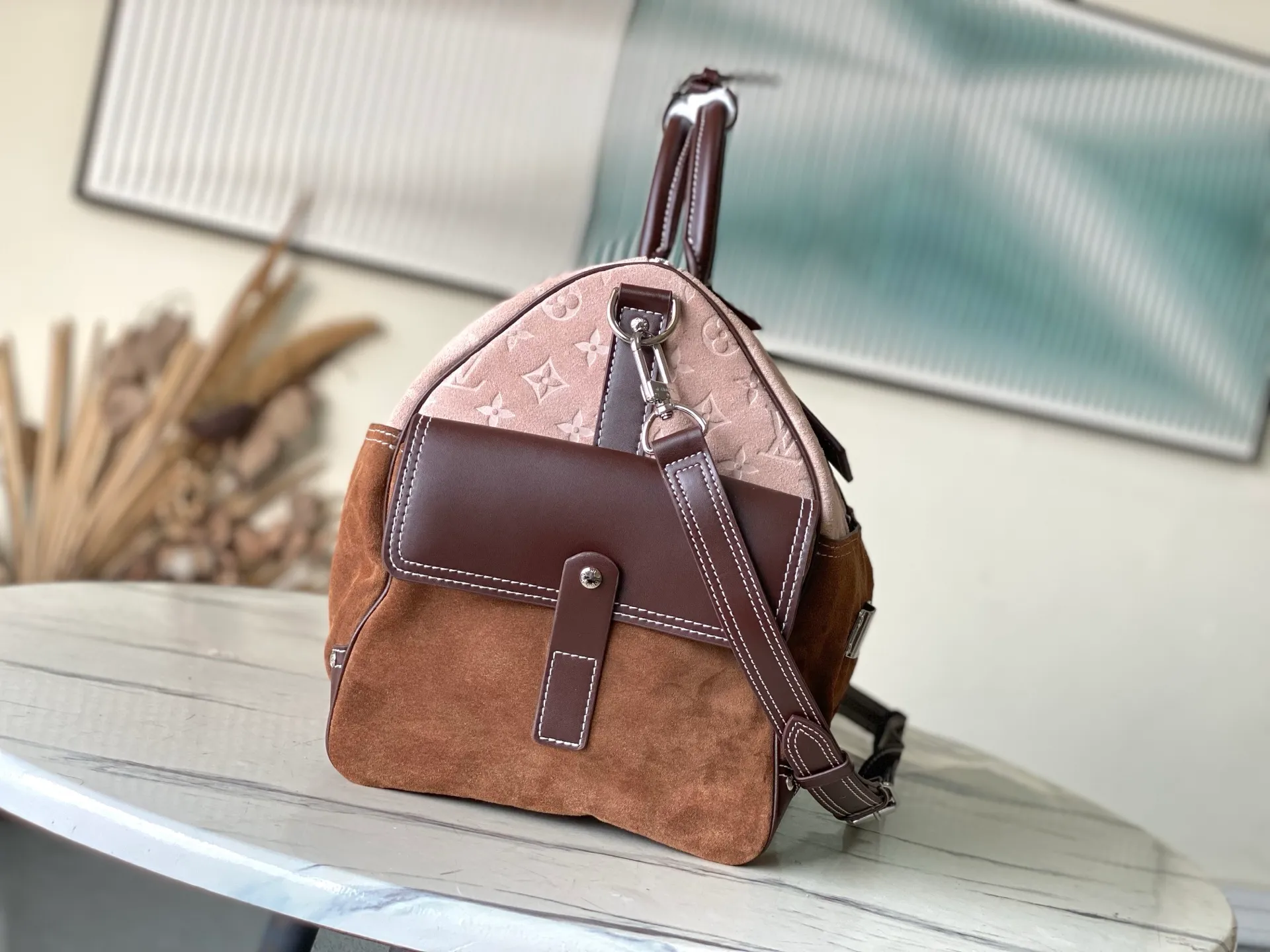 💰1760 Top original order M26127 Pharrell Williams and designer Nigo were inspired by the Japanese workwear trend to reinterpret the Keepall Bandouliere 50 travel bag with bold brushstrokes and an industrial perspective. Monogram suede leather creates a classic shape, while the carabiner hook and delicate metal nameplate highlight the functionalist aesthetic. Dimensions: 50 × 29 × 23 cm