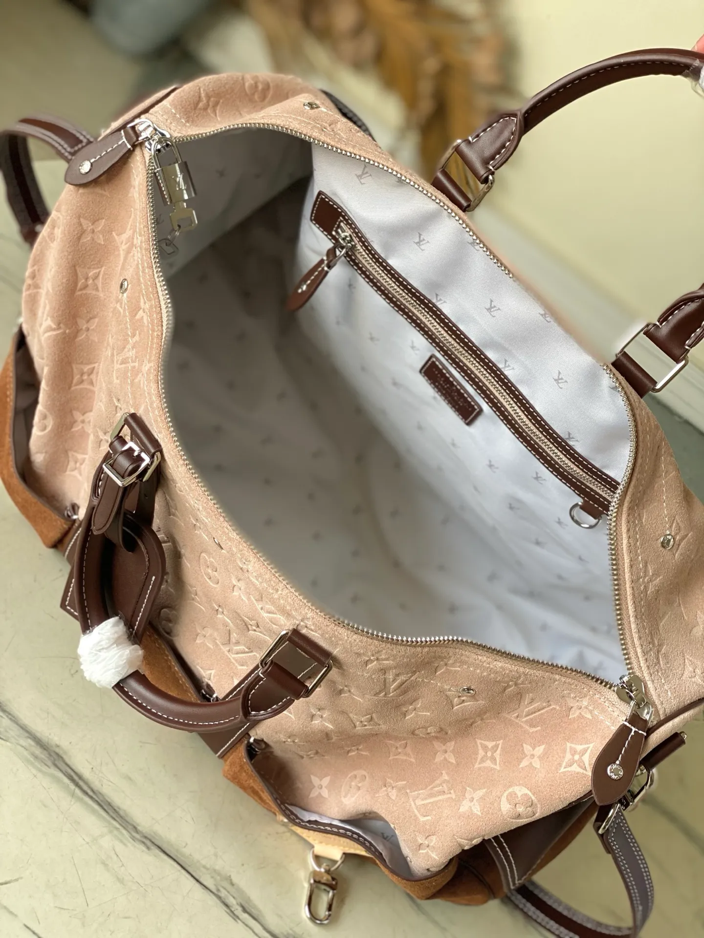 💰1760 Top original order M26127 Pharrell Williams and designer Nigo were inspired by the Japanese workwear trend to reinterpret the Keepall Bandouliere 50 travel bag with bold brushstrokes and an industrial perspective. Monogram suede leather creates a classic shape, while the carabiner hook and delicate metal nameplate highlight the functionalist aesthetic. Dimensions: 50 × 29 × 23 cm