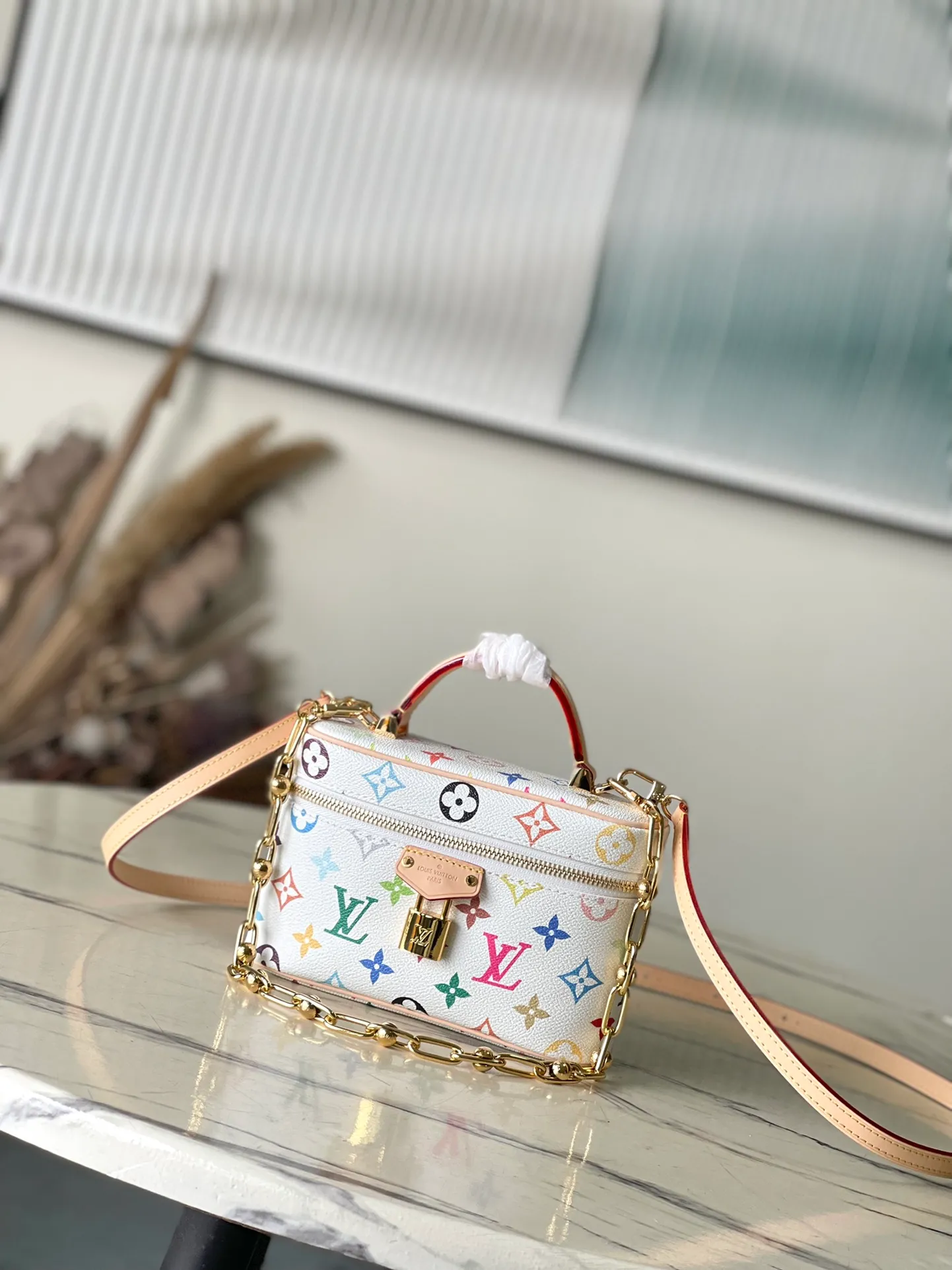 💰1140 Top original order M13662 This Vanity Pouch handbag is from the Louis Vuitton x Murakami reissue series, reinterpreting the brand's classic Monogram pattern with the artist's bright colors. The coated canvas is trimmed with cow leather, and the zipper closure, detachable chain and LV-engraved padlock add a metallic sheen. Dimensions: 19 × 11.5 × 6.5 cm