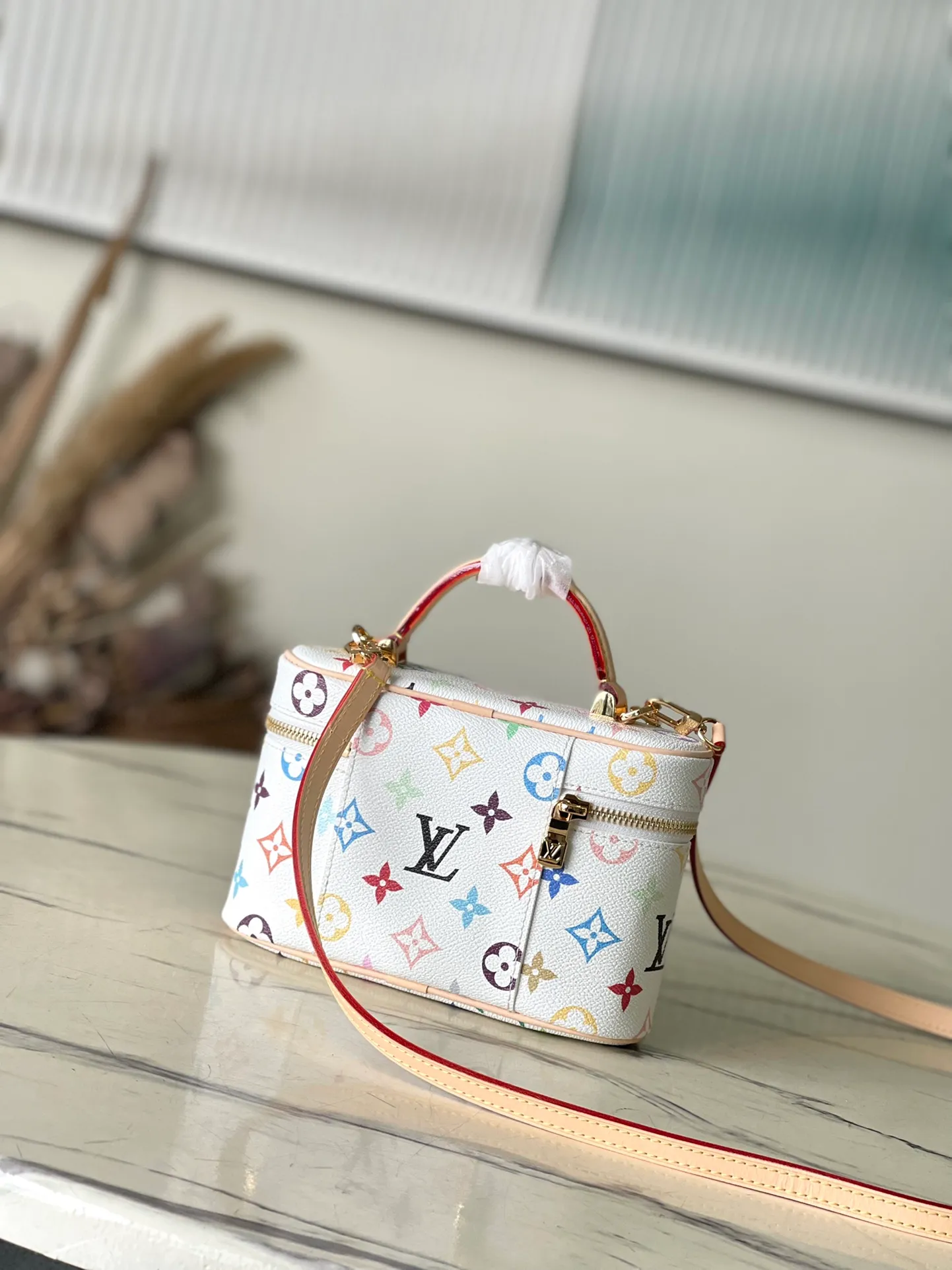 💰1140 Top original order M13662 This Vanity Pouch handbag is from the Louis Vuitton x Murakami reissue series, reinterpreting the brand's classic Monogram pattern with the artist's bright colors. The coated canvas is trimmed with cow leather, and the zipper closure, detachable chain and LV-engraved padlock add a metallic sheen. Dimensions: 19 × 11.5 × 6.5 cm