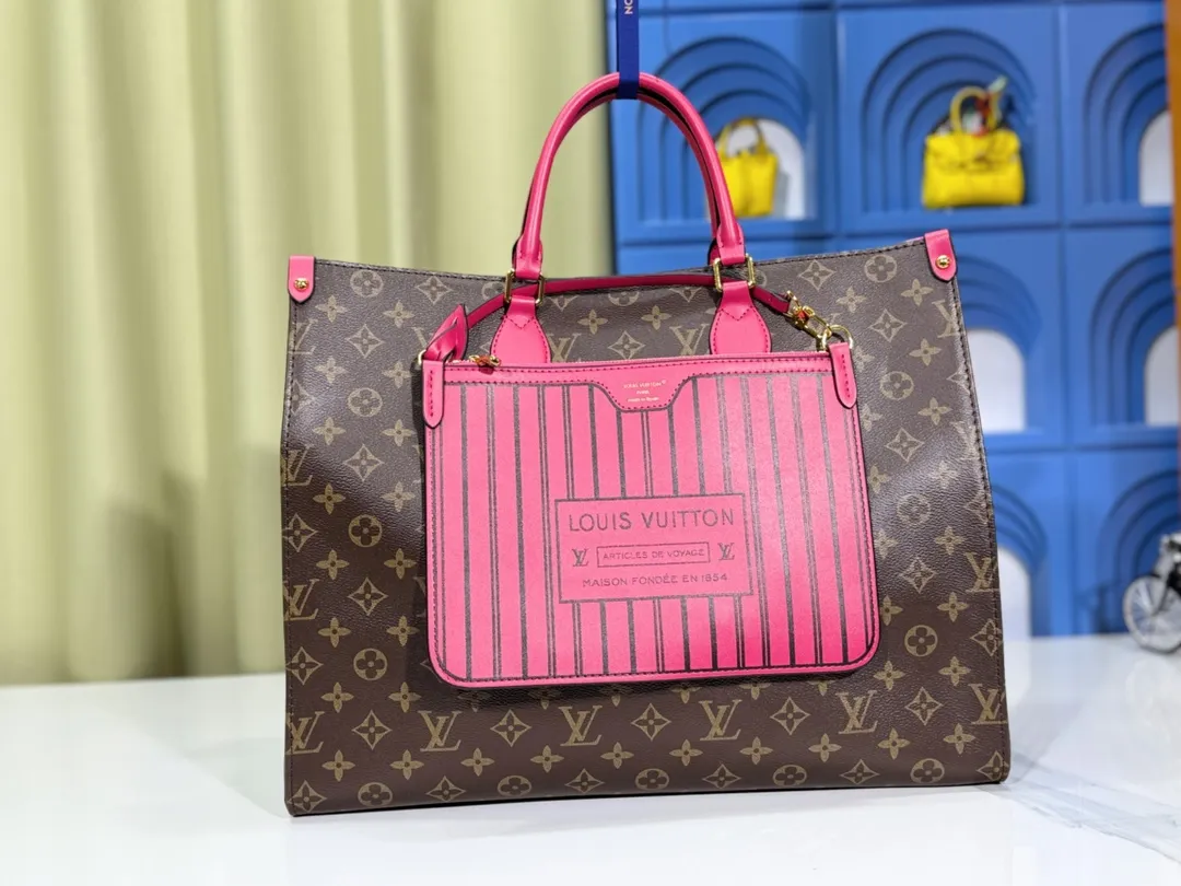 P280💰Upgraded original 🔥New style🔥M45320 M44576 M44571 This Onthego handbag is eye-catching and charming against the backdrop of Monogram Giant canvas. The sides and handles are decorated with Monogram Reverse patterns, and you can see the changes in color and texture in similar fashion. The large size has plenty of room inside, and with the shoulder strap and Toron handle, you can go about your daily life as you please. Dimensions: 41.0 x 34.0 x 19.0 cm (length x height x width)