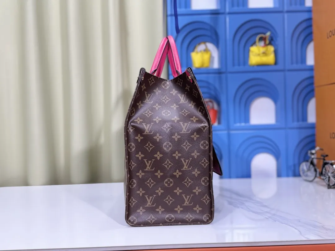 P280💰Upgraded original 🔥New style🔥M45320 M44576 M44571 This Onthego handbag is eye-catching and charming against the backdrop of Monogram Giant canvas. The sides and handles are decorated with Monogram Reverse patterns, and you can see the changes in color and texture in similar fashion. The large size has plenty of room inside, and with the shoulder strap and Toron handle, you can go about your daily life as you please. Dimensions: 41.0 x 34.0 x 19.0 cm (length x height x width)