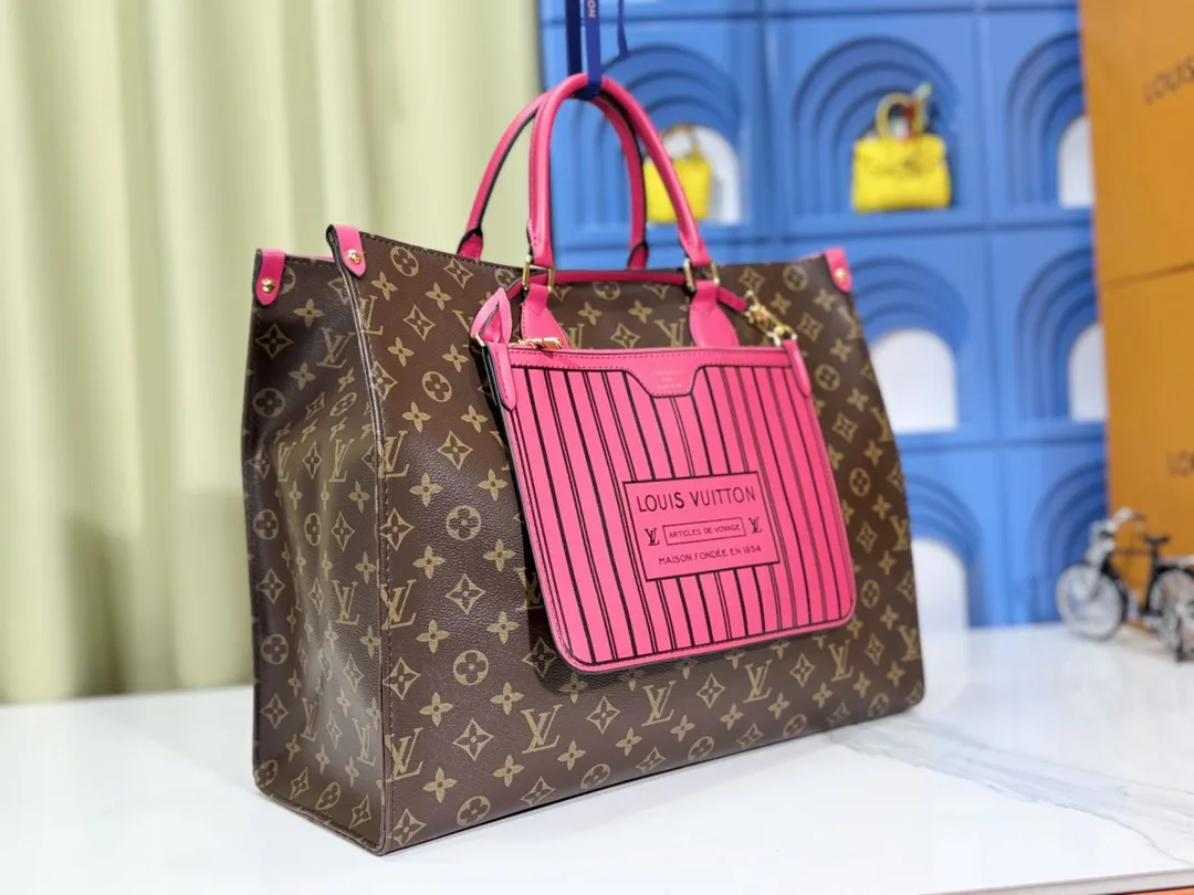 P280💰Upgraded original 🔥New style🔥M45320 M44576 M44571 This Onthego handbag is eye-catching and charming against the backdrop of Monogram Giant canvas. The sides and handles are decorated with Monogram Reverse patterns, and you can see the changes in color and texture in similar fashion. The large size has plenty of room inside, and with the shoulder strap and Toron handle, you can go about your daily life as you please. Dimensions: 41.0 x 34.0 x 19.0 cm (length x height x width)