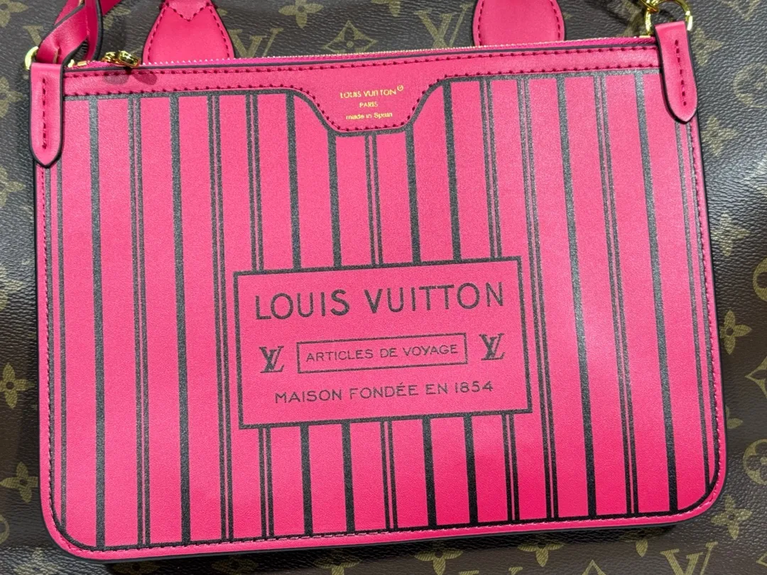 P280💰Upgraded original 🔥New style🔥M45320 M44576 M44571 This Onthego handbag is eye-catching and charming against the backdrop of Monogram Giant canvas. The sides and handles are decorated with Monogram Reverse patterns, and you can see the changes in color and texture in similar fashion. The large size has plenty of room inside, and with the shoulder strap and Toron handle, you can go about your daily life as you please. Dimensions: 41.0 x 34.0 x 19.0 cm (length x height x width)