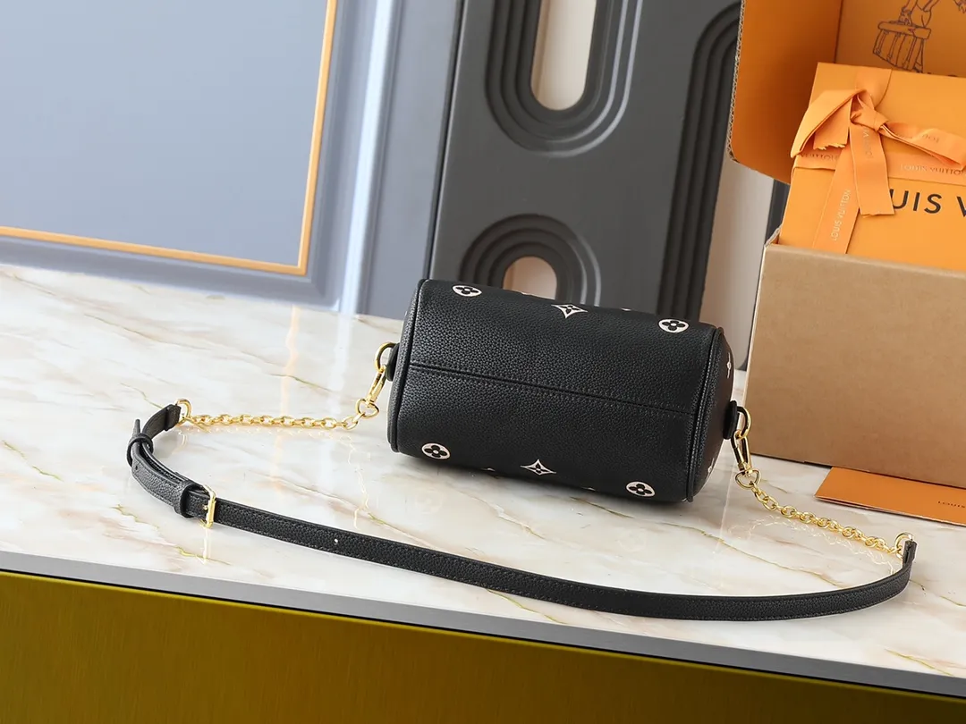 💰240💰Upgraded from the original M14291 M58953. This Speedy Bandoulière 20 handbag renews the brand's classic Monogram Empreinte leather, using the same tone to outline the pattern, and enriches the details with striped lining, dazzling padlocks and detachable chains. The compact shape can accommodate daily needs and can be carried by hand or cross-body. Dimensions: 20.5 x 13.5 x 12.0 cm (length x height x width)