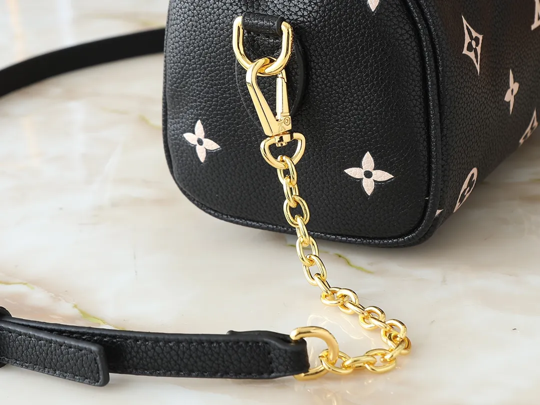 💰240💰Upgraded from the original M14291 M58953. This Speedy Bandoulière 20 handbag renews the brand's classic Monogram Empreinte leather, using the same tone to outline the pattern, and enriches the details with striped lining, dazzling padlocks and detachable chains. The compact shape can accommodate daily needs and can be carried by hand or cross-body. Dimensions: 20.5 x 13.5 x 12.0 cm (length x height x width)