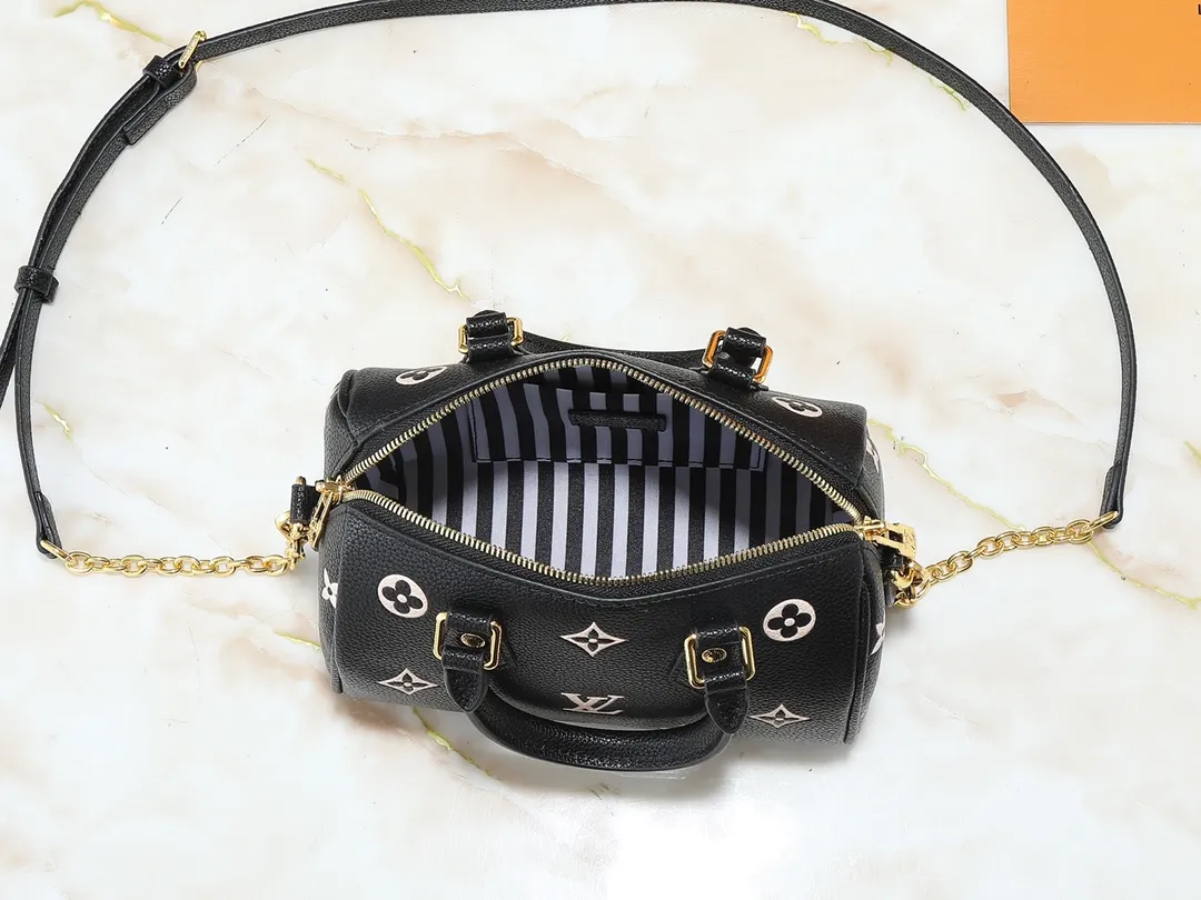 💰240💰Upgraded from the original M14291 M58953. This Speedy Bandoulière 20 handbag renews the brand's classic Monogram Empreinte leather, using the same tone to outline the pattern, and enriches the details with striped lining, dazzling padlocks and detachable chains. The compact shape can accommodate daily needs and can be carried by hand or cross-body. Dimensions: 20.5 x 13.5 x 12.0 cm (length x height x width)