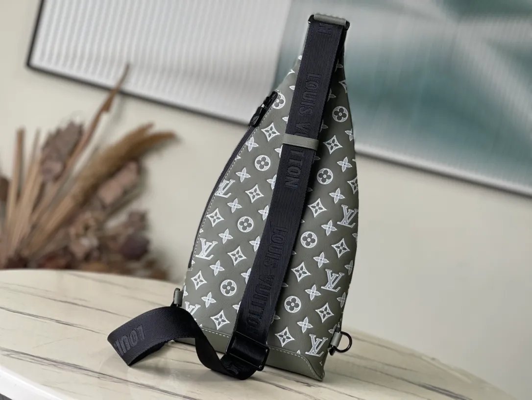 💰1100 (first-grain leather) top-quality original item M12486 This Duo shoulder bag is made of soft cow leather and has a close-fitting shape, making it a practical alternative to traditional backpacks. The zippered side pocket can store a smartphone, the detachable storage bag makes it easy to access items, and the adjustable jacquard fabric shoulder strap allows for left or right shoulder carry. Dimensions: 20 x 42 x 6 cm (length x height x width)