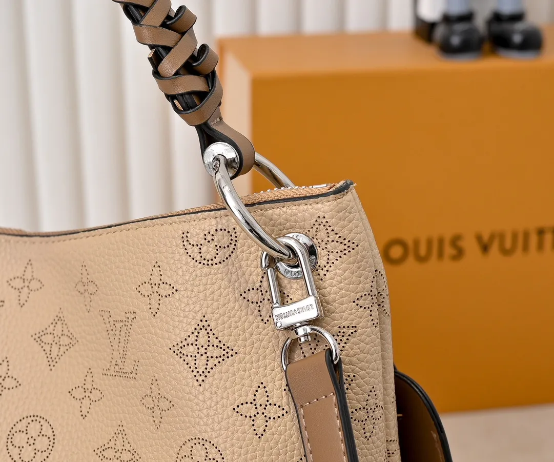¥300💰 Exclusive real shot-upgraded version ‼ ️💰 M56073 M56084 Beaubourg Hobo medium handbag is made of Monogram engraved and perforated calfskin, and the woven leather handle is hand-dyed to add a unique touch. The leather zipper pull and large LV lettering reveal the brand's style, and the detachable wide leather shoulder strap provides soft design for comfortable travel. 32 long, 26 high, 17cm wide