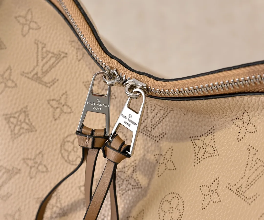 ¥300💰 Exclusive real shot-upgraded version ‼ ️💰 M56073 M56084 Beaubourg Hobo medium handbag is made of Monogram engraved and perforated calfskin, and the woven leather handle is hand-dyed to add a unique touch. The leather zipper pull and large LV lettering reveal the brand's style, and the detachable wide leather shoulder strap provides soft design for comfortable travel. 32 long, 26 high, 17cm wide