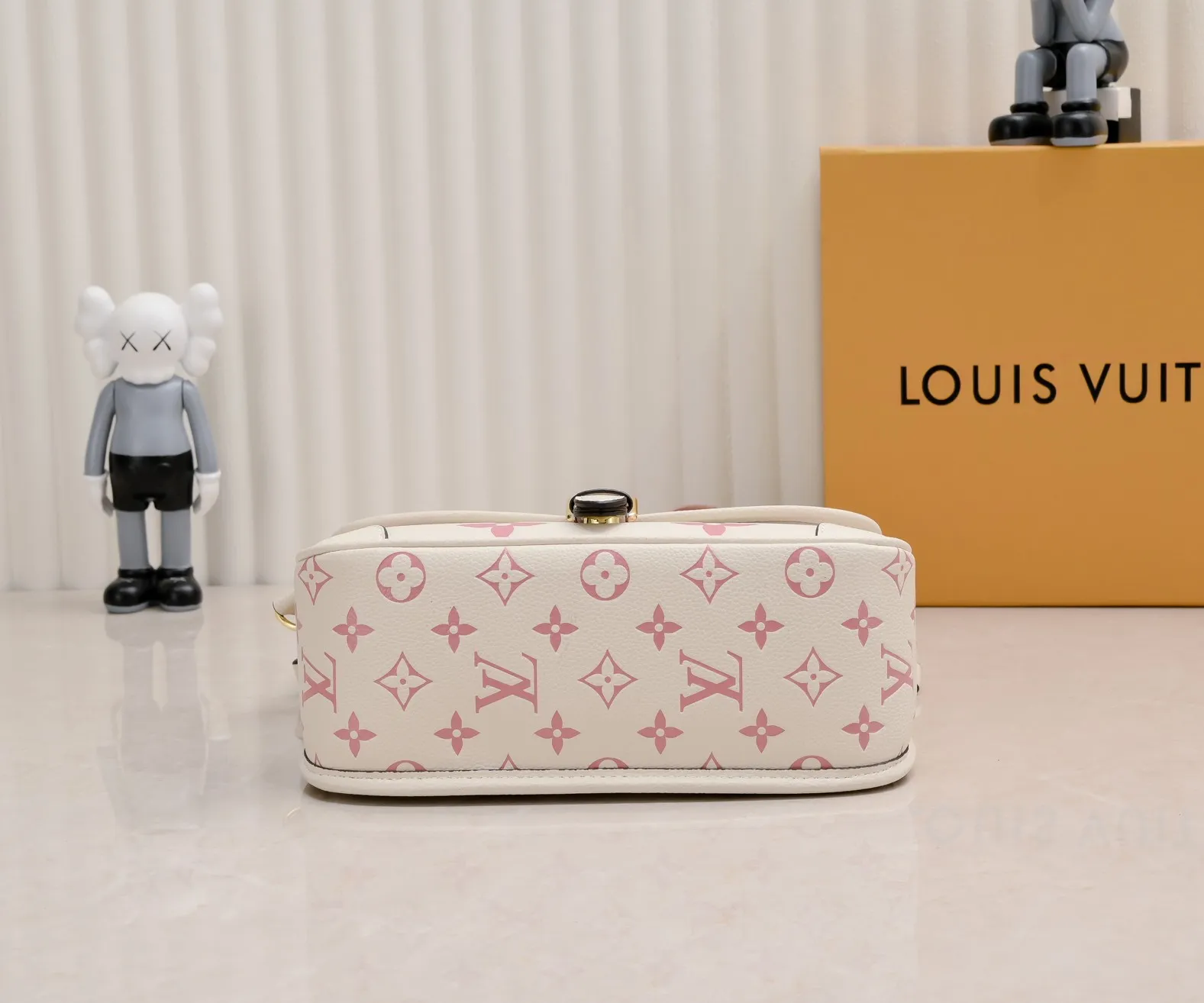 ¥340💰 Exclusive real shot-upgraded version ‼ ️M46386 black M46388 white M45985 full leather baguette series new Diane handbag Diane satchel is made of Monogram Empreinte, made of the brand's iconic embossed leather. This versatile bag comes with a removable leather shoulder strap that can be worn over the shoulder or by hand, as well as a roomy removable jacquard crossbody bag with 'Louis Vuitton' printed strap. This versatile bag can be styled in chic or sporty fashion to match the overall style or mood. Dimensions: 25.0×9.0×15.0 cm.