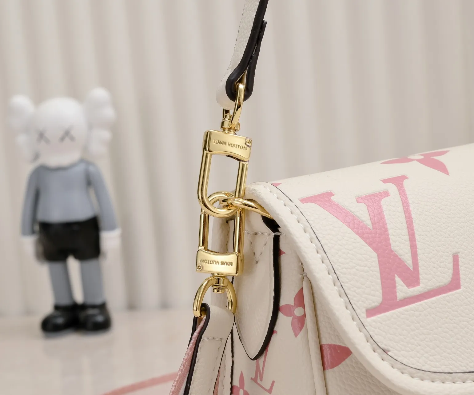 ¥340💰 Exclusive real shot-upgraded version ‼ ️M46386 black M46388 white M45985 full leather baguette series new Diane handbag Diane satchel is made of Monogram Empreinte, made of the brand's iconic embossed leather. This versatile bag comes with a removable leather shoulder strap that can be worn over the shoulder or by hand, as well as a roomy removable jacquard crossbody bag with 'Louis Vuitton' printed strap. This versatile bag can be styled in chic or sporty fashion to match the overall style or mood. Dimensions: 25.0×9.0×15.0 cm.