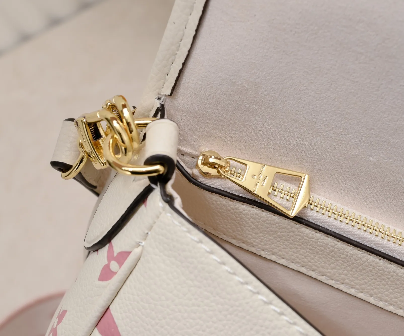 ¥340💰 Exclusive real shot-upgraded version ‼ ️M46386 black M46388 white M45985 full leather baguette series new Diane handbag Diane satchel is made of Monogram Empreinte, made of the brand's iconic embossed leather. This versatile bag comes with a removable leather shoulder strap that can be worn over the shoulder or by hand, as well as a roomy removable jacquard crossbody bag with 'Louis Vuitton' printed strap. This versatile bag can be styled in chic or sporty fashion to match the overall style or mood. Dimensions: 25.0×9.0×15.0 cm.