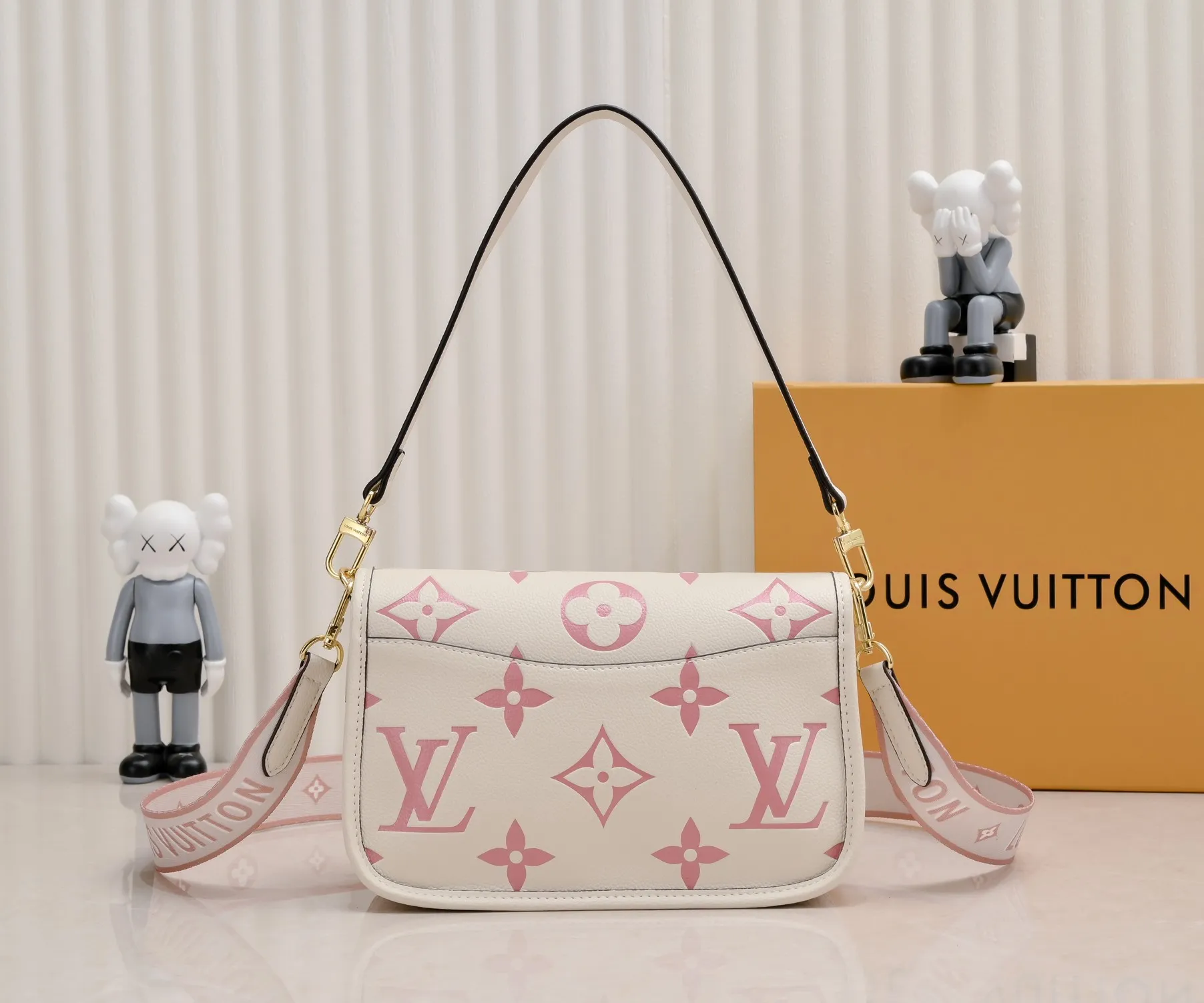 ¥340💰 Exclusive real shot-upgraded version ‼ ️M46386 black M46388 white M45985 full leather baguette series new Diane handbag Diane satchel is made of Monogram Empreinte, made of the brand's iconic embossed leather. This versatile bag comes with a removable leather shoulder strap that can be worn over the shoulder or by hand, as well as a roomy removable jacquard crossbody bag with 'Louis Vuitton' printed strap. This versatile bag can be styled in chic or sporty fashion to match the overall style or mood. Dimensions: 25.0×9.0×15.0 cm.