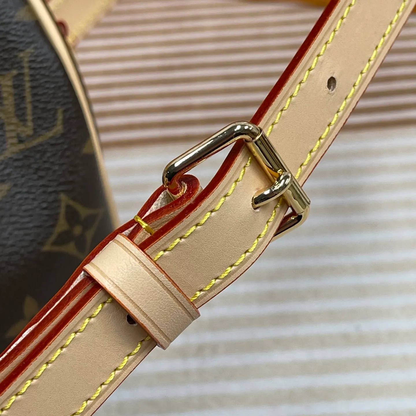 [Upgraded version] P660💰Upgraded version ·High quality·Semi-steel hardware with gift box packaging🤩New pillow bag M46234❣️With complete packaging❣️With new version of adjustable leather shoulder strap Speedy 20 handbag💖The strap is even more fashionable! Dimensions 20.5x 13.5x 12cm