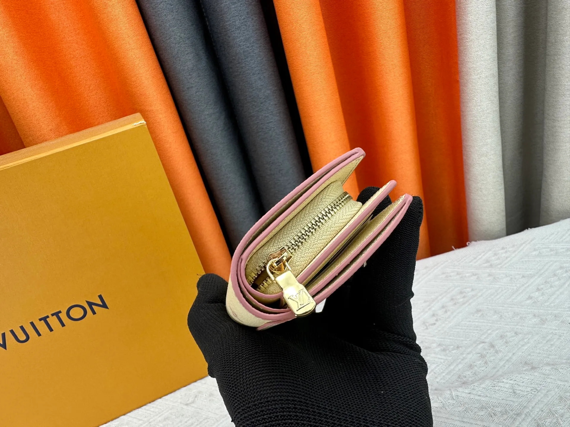 P160, LV top replica M80152 This Cléa wallet is made of Monogram Empreinte soft grained cowhide, embellished with Louis Vuitton's iconic Monogram embossed pattern. It has a stylish design, is exquisite and compact but has a spacious capacity. It is equipped with an external patch pocket, zipper coin pocket, banknote compartment and six credit card slots. Dimensions: 12 x 9 x 3.5 cm (length x height x width
