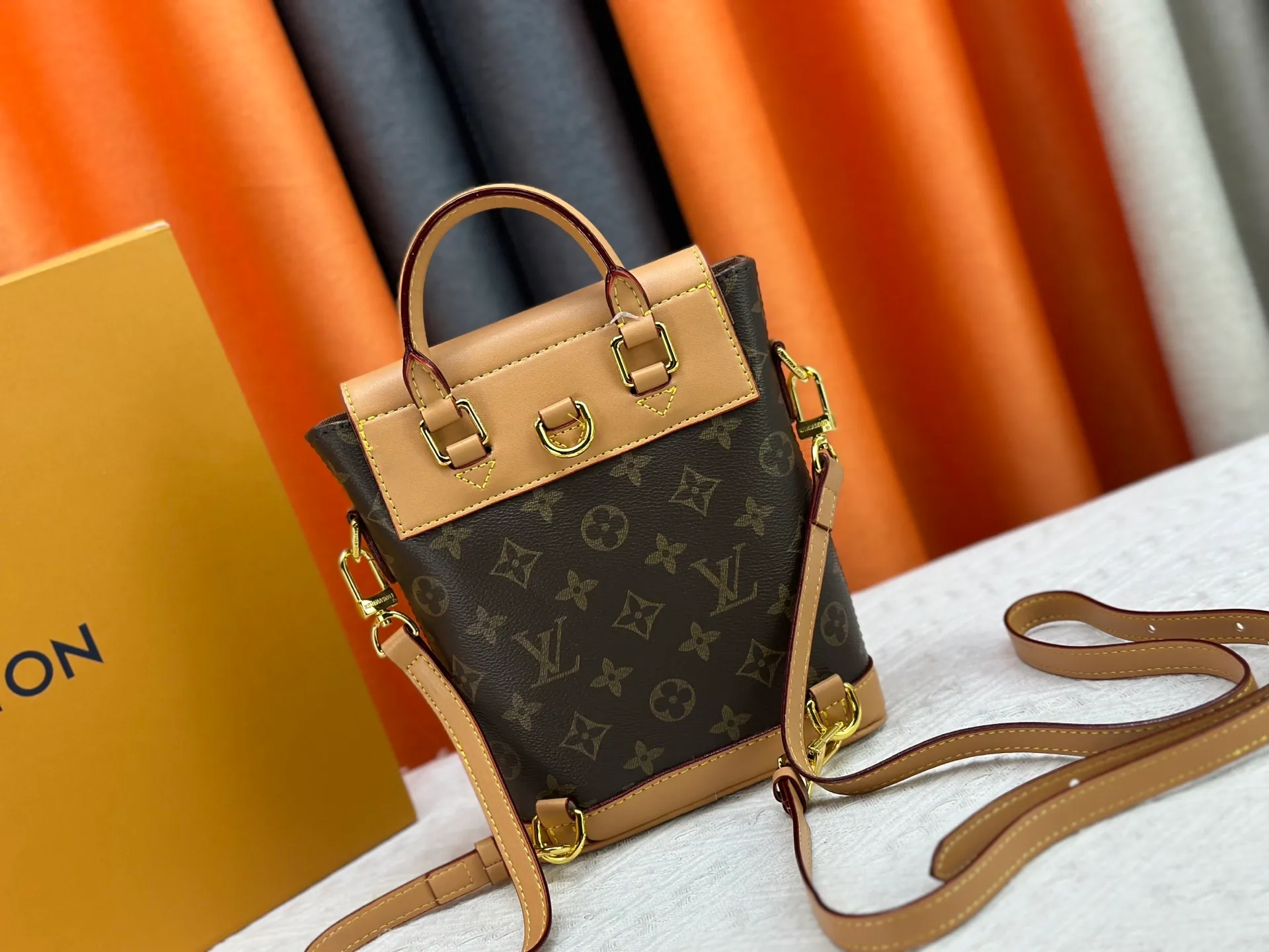 P240 Upgraded original M14651 M14653 Soho mini backpack is made of Monogram canvas, and its exquisite structure recalls the exquisite design of the 1996 Arlequin backpack. The cowhide leather trim and vintage buckle pay homage to Louis Vuitton's trunk-making heritage, and the D-ring allows for a variety of carrying options, making it a perfect choice for everyday travel. Dimensions: 17.0 x 23.0 x 8.0 cm (length x height x width)