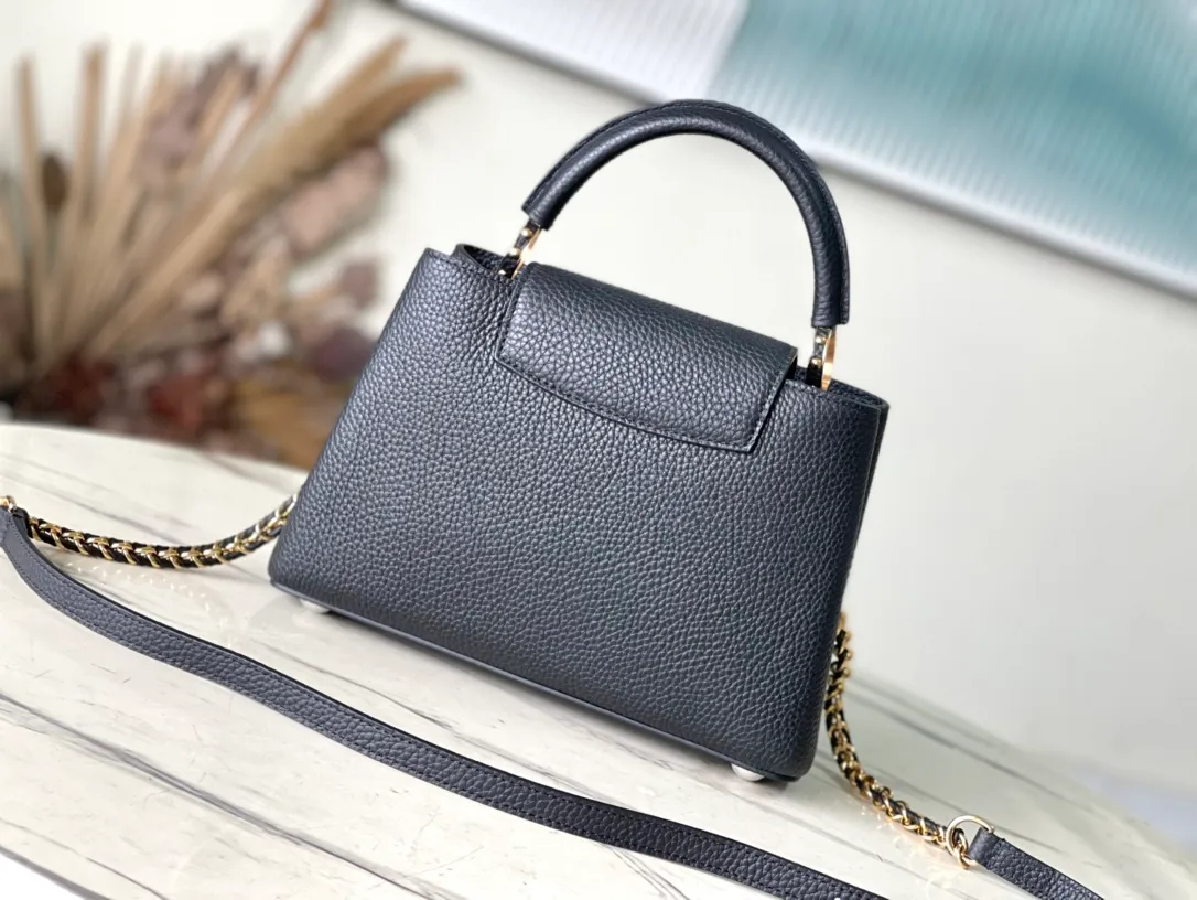 💰2360 (Special grade original leather) M23083 Black and white shell buckle Full leather cap Naying style series Chinese Valentine's Day limited edition/small size Capucines BB handbag comes from the LV Milky Way series, presenting an exclusive gift for Valentine's Day. Taurillon leather is dip-dyed in soft tones, while the metallic hardware's dazzling shine and iridescent gradient provide elegant contrast. The detachable chain and leather shoulder strap make it easy to carry over the shoulder or cross-body. 27x18x9cm cm (length x height x width)