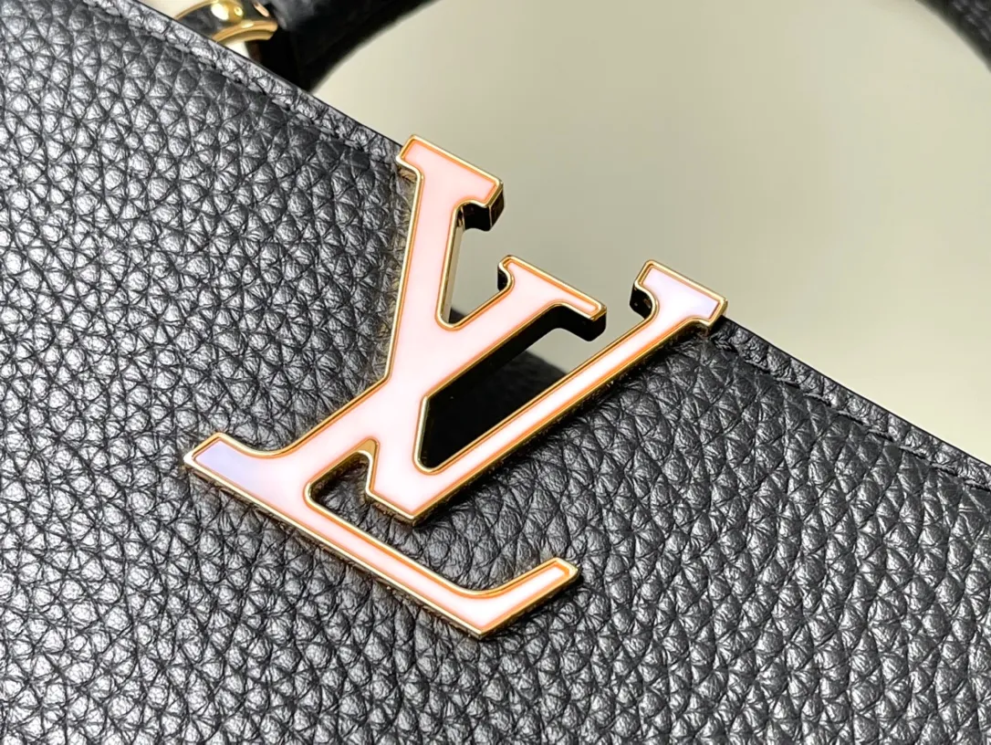 💰2360 (Special grade original leather) M23083 Black and white shell buckle Full leather cap Naying style series Chinese Valentine's Day limited edition/small size Capucines BB handbag comes from the LV Milky Way series, presenting an exclusive gift for Valentine's Day. Taurillon leather is dip-dyed in soft tones, while the metallic hardware's dazzling shine and iridescent gradient provide elegant contrast. The detachable chain and leather shoulder strap make it easy to carry over the shoulder or cross-body. 27x18x9cm cm (length x height x width)