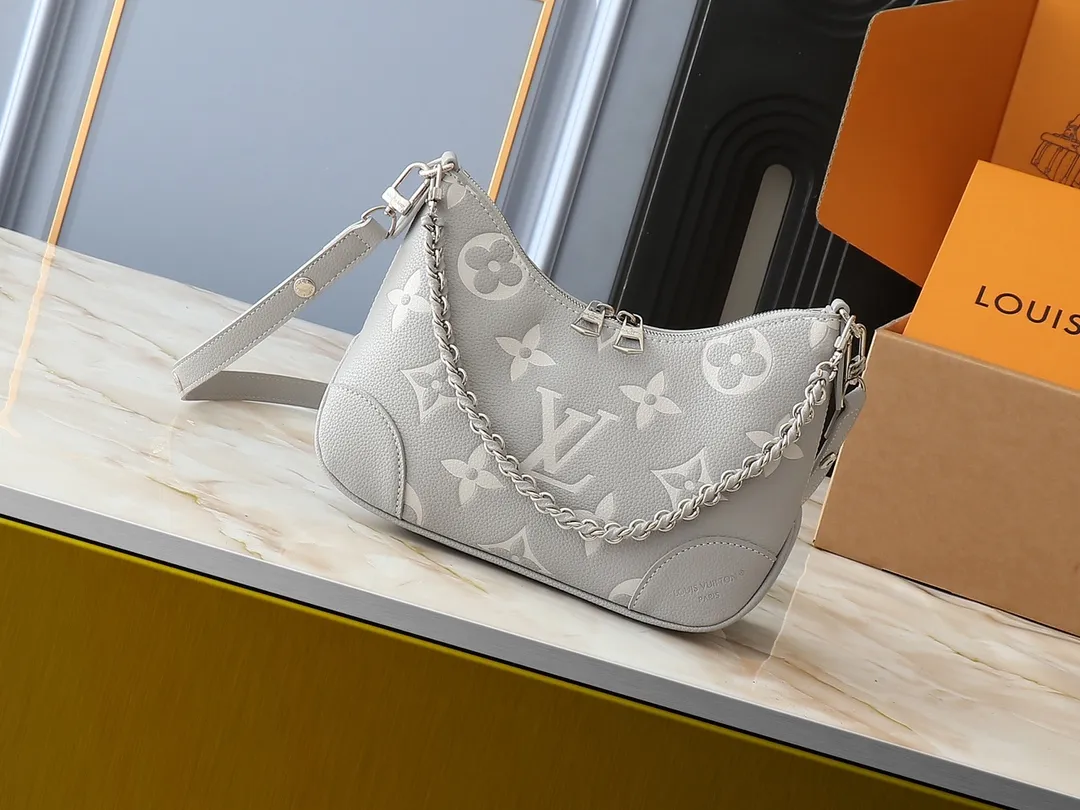 💰240💰Upgraded original M13224 M12930 M45832 M45831 Chain bag croissant series KOREA PRE-LAUNCH handbag This season's Boulogne bag uses Monogram leather material to reinterpret a symbolic design that can be used in multiple ways. Like existing designs made of canvas, various styles of items can be produced. Internal flat pocket that can store large-sized smartphones. A new version with a braided chain woven with gold hardware that creates a high-class and strong atmosphere. 16 x 9.5 x 29 cm.