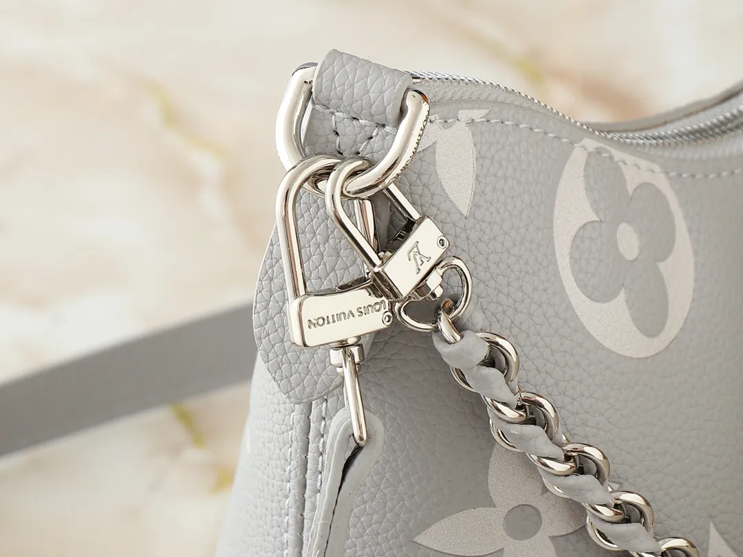 💰240💰Upgraded original M13224 M12930 M45832 M45831 Chain bag croissant series KOREA PRE-LAUNCH handbag This season's Boulogne bag uses Monogram leather material to reinterpret a symbolic design that can be used in multiple ways. Like existing designs made of canvas, various styles of items can be produced. Internal flat pocket that can store large-sized smartphones. A new version with a braided chain woven with gold hardware that creates a high-class and strong atmosphere. 16 x 9.5 x 29 cm.