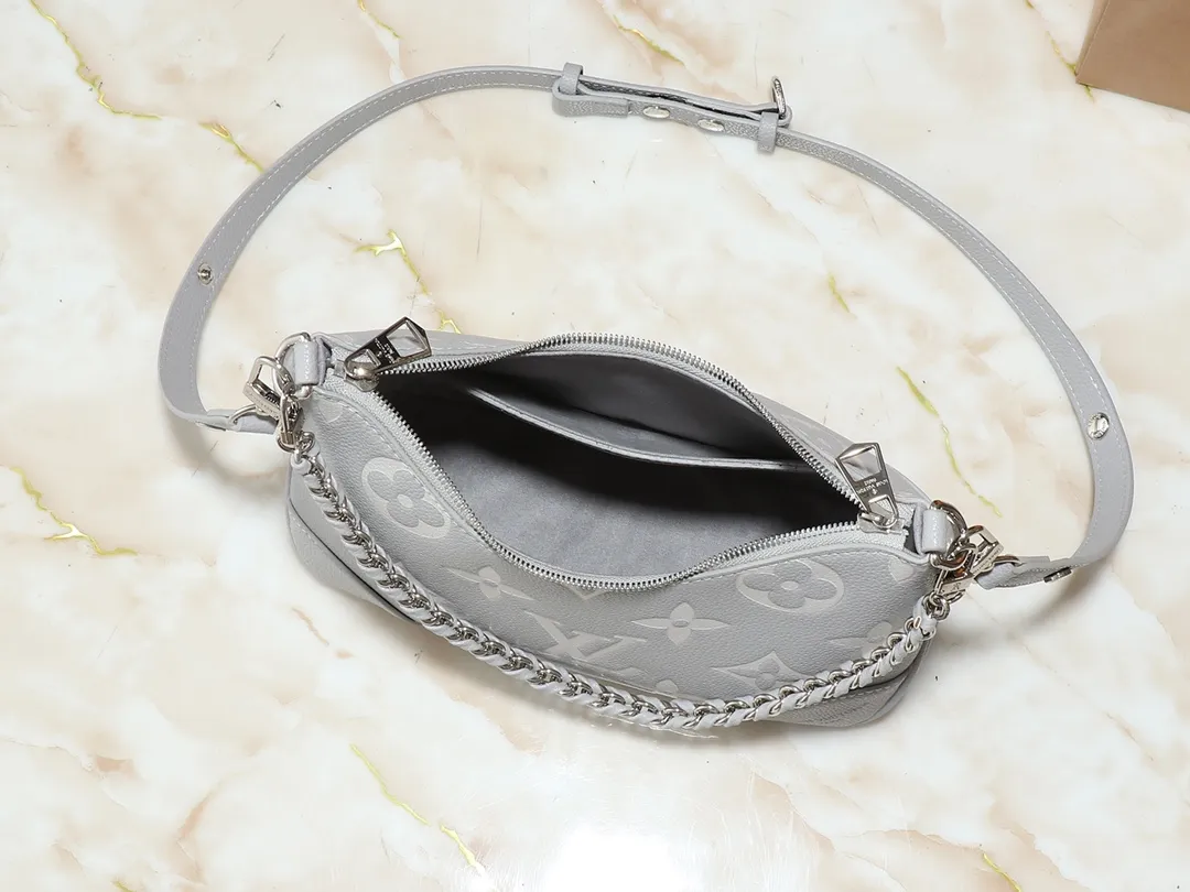 💰240💰Upgraded original M13224 M12930 M45832 M45831 Chain bag croissant series KOREA PRE-LAUNCH handbag This season's Boulogne bag uses Monogram leather material to reinterpret a symbolic design that can be used in multiple ways. Like existing designs made of canvas, various styles of items can be produced. Internal flat pocket that can store large-sized smartphones. A new version with a braided chain woven with gold hardware that creates a high-class and strong atmosphere. 16 x 9.5 x 29 cm.