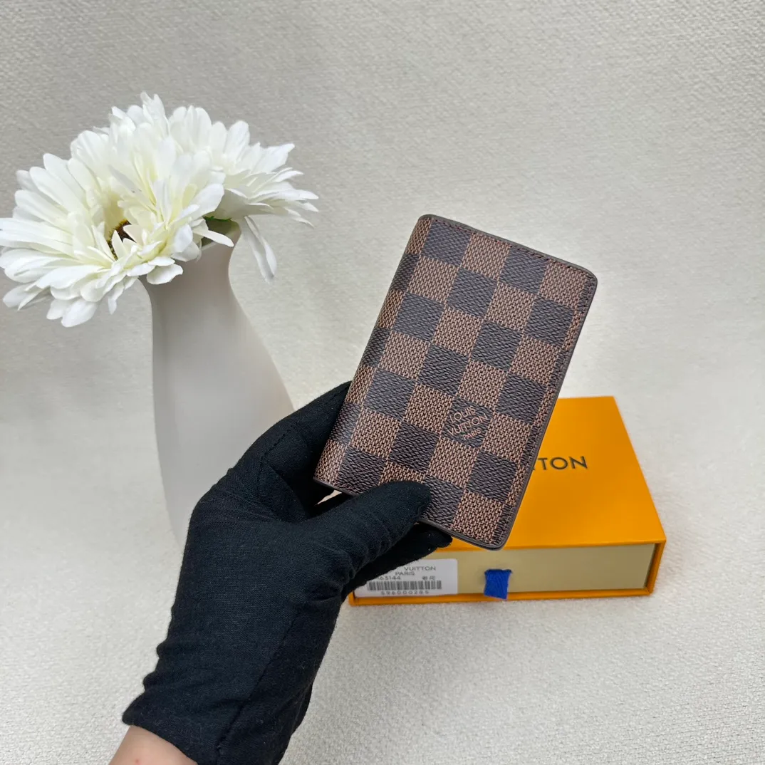 P70💰Top original version💎M63144 small card holder Louis vuitton This pocket leather wallet has seven compartments, which can hold credit cards, bus cards, business cards, and even city maps. Damier canvas, leather edge - two credit card compartments - four inner compartments - one outer compartment. Size: 7X11.