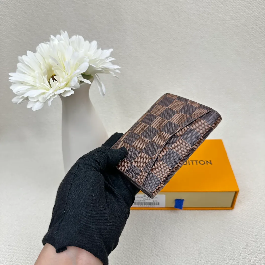 P70💰Top original version💎M63144 small card holder Louis vuitton This pocket leather wallet has seven compartments, which can hold credit cards, bus cards, business cards, and even city maps. Damier canvas, leather edge - two credit card compartments - four inner compartments - one outer compartment. Size: 7X11.