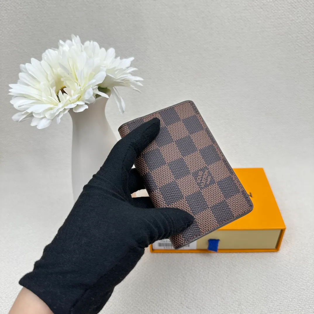 P70💰Top original version💎M63144 small card holder Louis vuitton This pocket leather wallet has seven compartments, which can hold credit cards, bus cards, business cards, and even city maps. Damier canvas, leather edge - two credit card compartments - four inner compartments - one outer compartment. Size: 7X11.