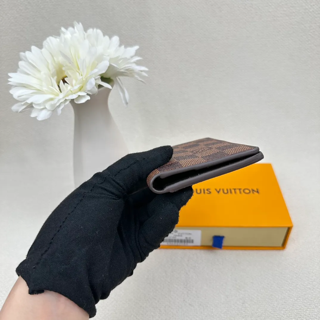 P70💰Top original version💎M63144 small card holder Louis vuitton This pocket leather wallet has seven compartments, which can hold credit cards, bus cards, business cards, and even city maps. Damier canvas, leather edge - two credit card compartments - four inner compartments - one outer compartment. Size: 7X11.