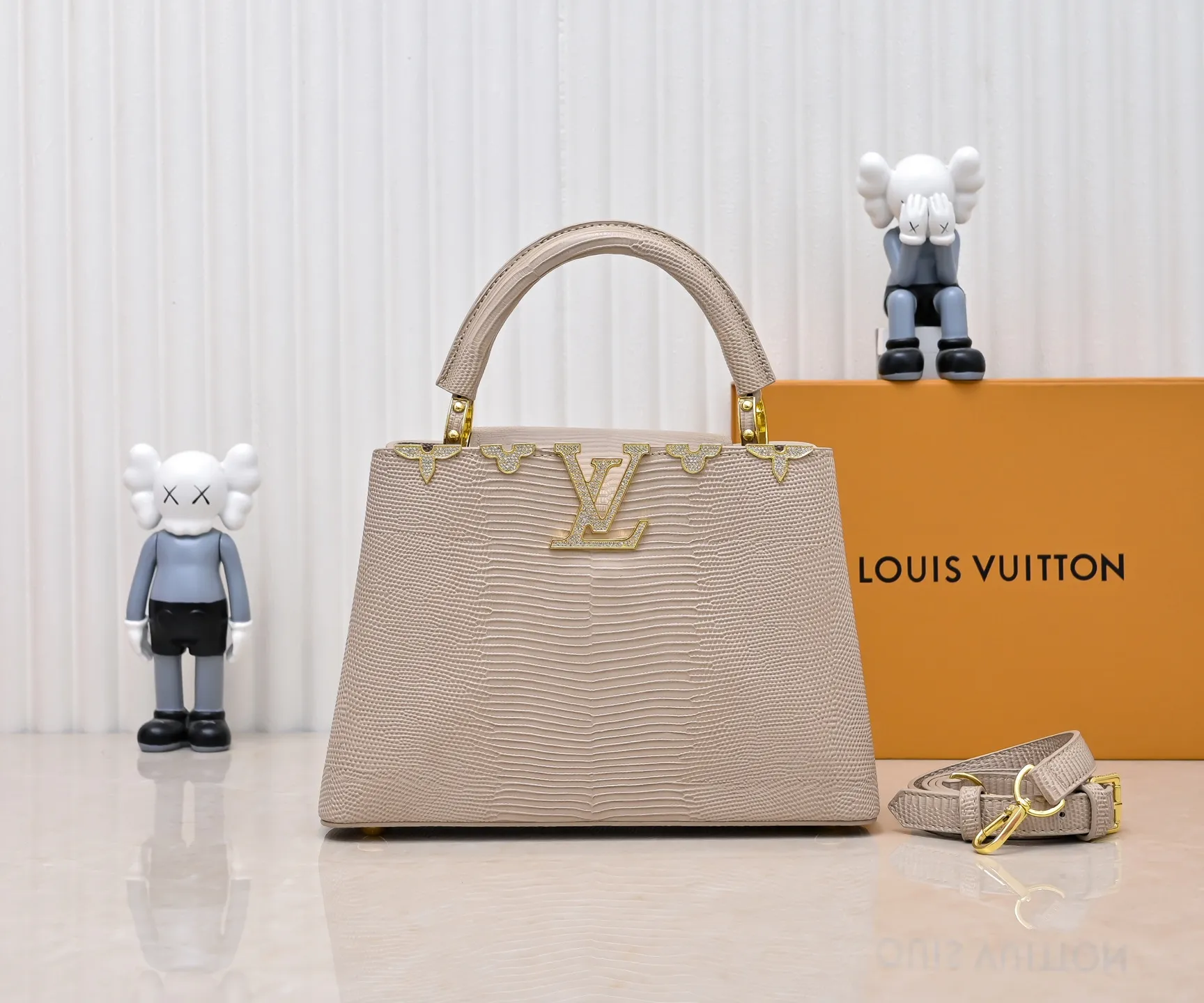 Top original P440 Guangzhou product M12297 apricot lizard leather with gold diamond corolla 🔺This CapucinesBB handbag exquisitely combines elegant lizard skin outer layer, delicate sheepskin lining and gleaming metal parts. The iconic flap achieves two styles. The LV logo can be read on the inside and the Monogram flower blooms on the outside. It lights up an eye-catching corner for evening occasions and adds a personalized atmosphere to the wardrobe. Shine gorgeous style in day and night occasions.  Detailed features 27 x 18 x 9 cm (length x height x width)