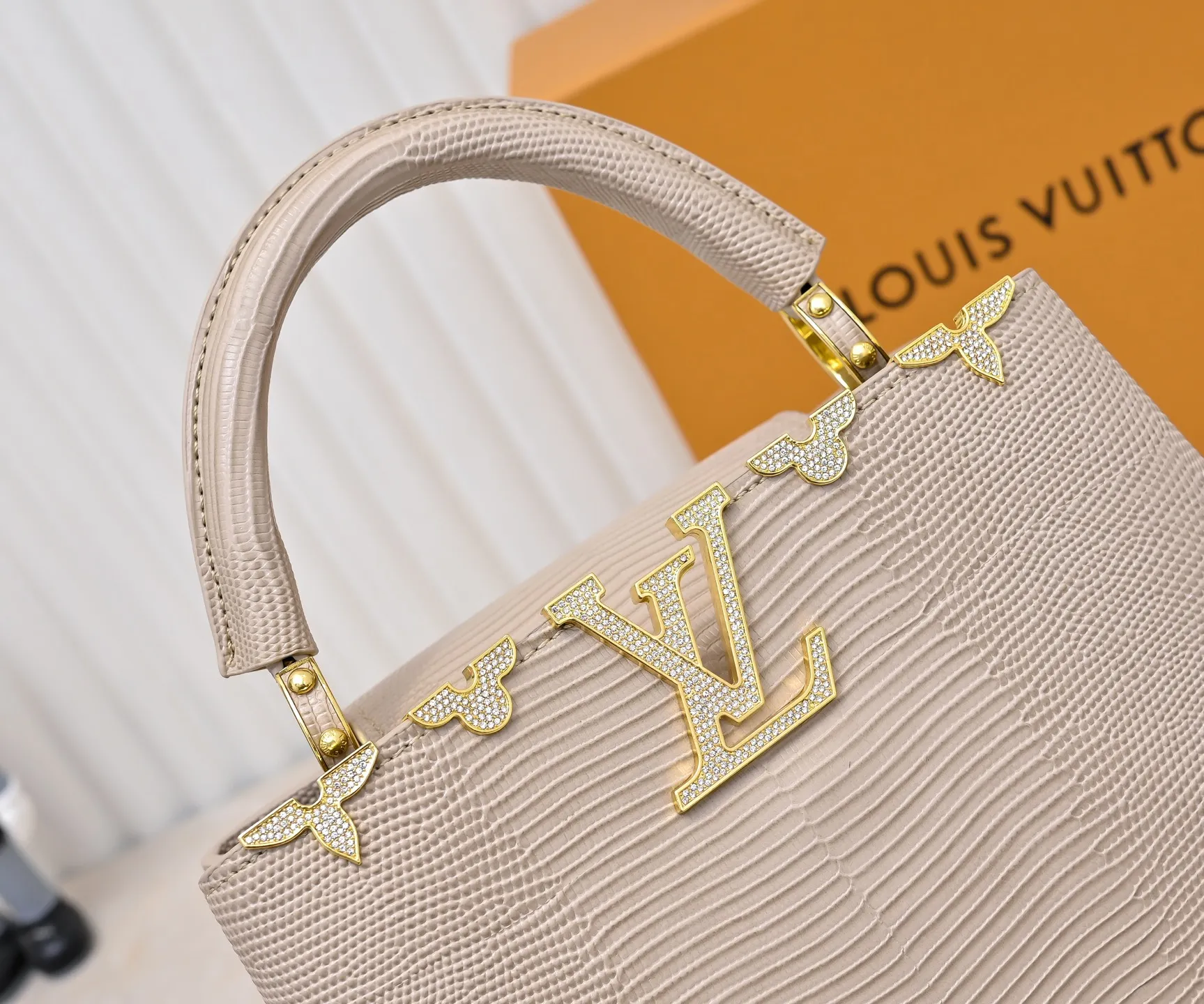 Top original P440 Guangzhou product M12297 apricot lizard leather with gold diamond corolla 🔺This CapucinesBB handbag exquisitely combines elegant lizard skin outer layer, delicate sheepskin lining and gleaming metal parts. The iconic flap achieves two styles. The LV logo can be read on the inside and the Monogram flower blooms on the outside. It lights up an eye-catching corner for evening occasions and adds a personalized atmosphere to the wardrobe. Shine gorgeous style in day and night occasions.  Detailed features 27 x 18 x 9 cm (length x height x width)