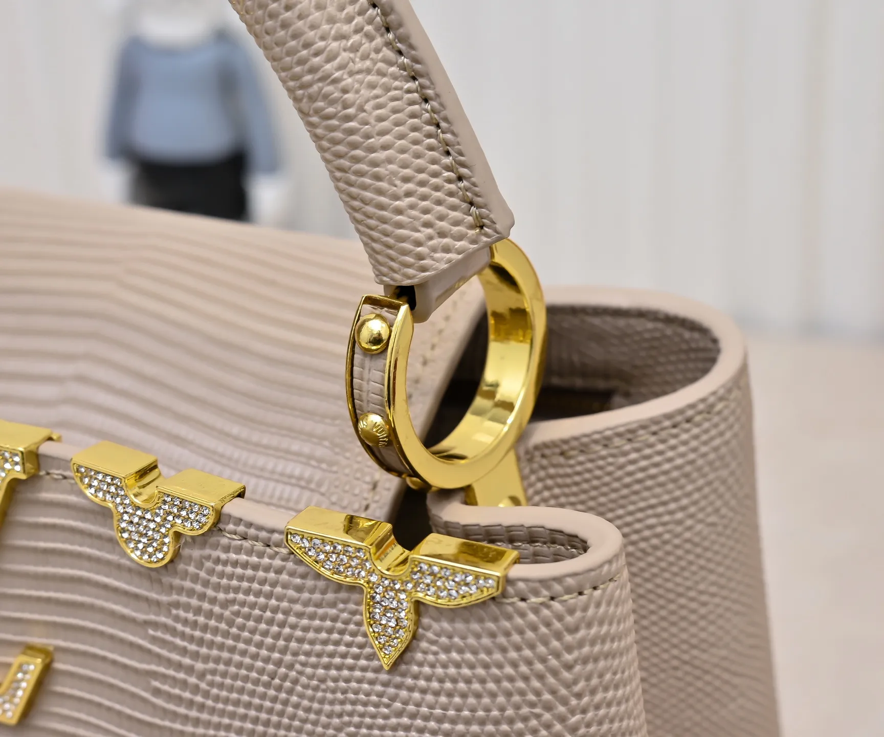 Top original P440 Guangzhou product M12297 apricot lizard leather with gold diamond corolla 🔺This CapucinesBB handbag exquisitely combines elegant lizard skin outer layer, delicate sheepskin lining and gleaming metal parts. The iconic flap achieves two styles. The LV logo can be read on the inside and the Monogram flower blooms on the outside. It lights up an eye-catching corner for evening occasions and adds a personalized atmosphere to the wardrobe. Shine gorgeous style in day and night occasions.  Detailed features 27 x 18 x 9 cm (length x height x width)