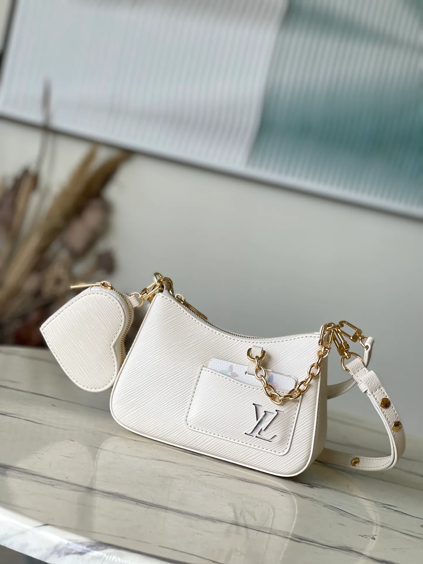 💰1300 (top layer leather) top original order M22941 This MarelEni handbag is from the LV Milky Way series. It combines the classic Epi cow leather with the dazzling light of metal parts. It is paired with a detachable heart-shaped coin bag, making it a perfect Valentine's Day gift. Dimensions: 19 × 13.5 × 6.5 cm