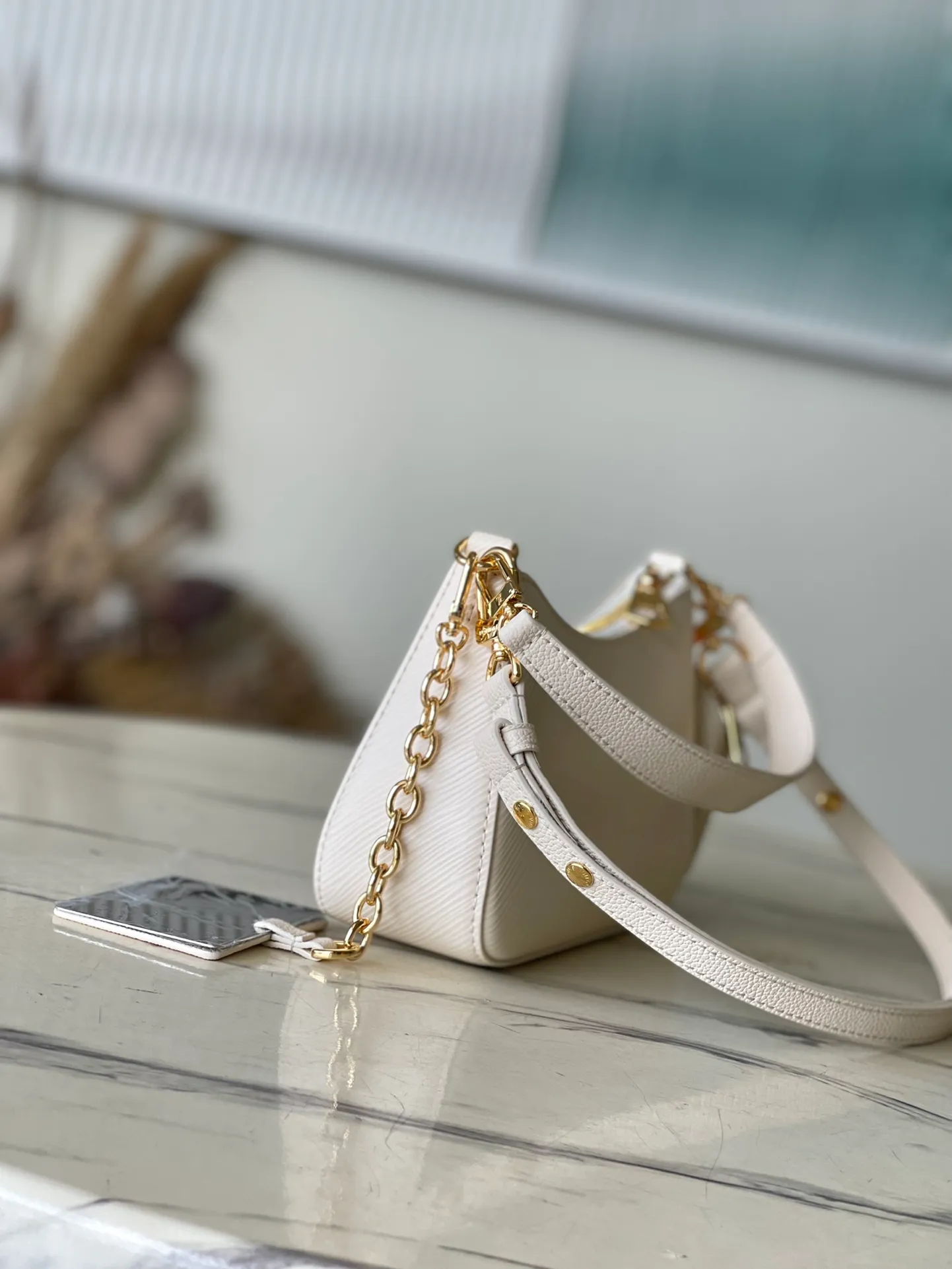💰1300 (top layer leather) top original order M22941 This MarelEni handbag is from the LV Milky Way series. It combines the classic Epi cow leather with the dazzling light of metal parts. It is paired with a detachable heart-shaped coin bag, making it a perfect Valentine's Day gift. Dimensions: 19 × 13.5 × 6.5 cm