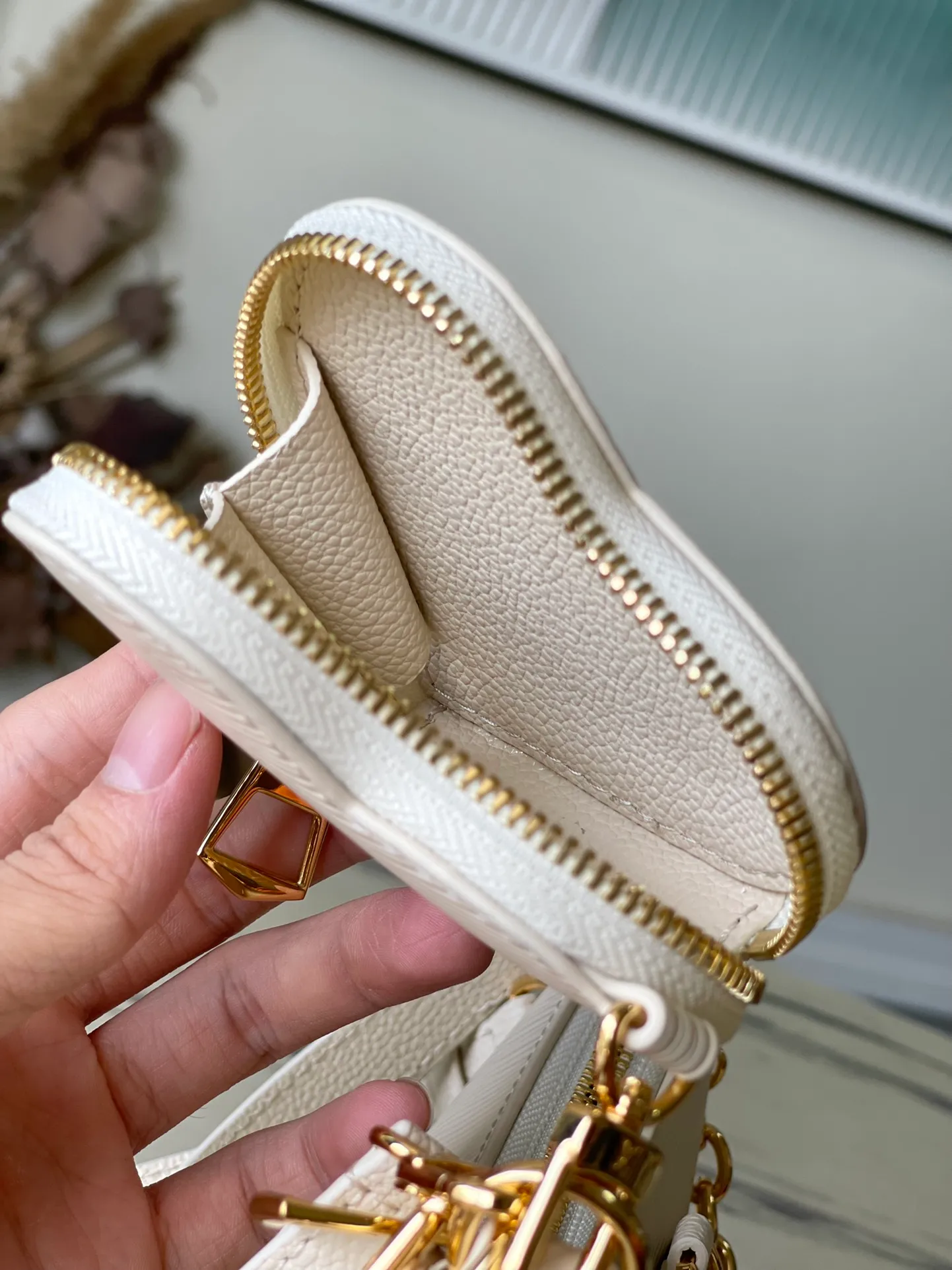 💰1300 (top layer leather) top original order M22941 This MarelEni handbag is from the LV Milky Way series. It combines the classic Epi cow leather with the dazzling light of metal parts. It is paired with a detachable heart-shaped coin bag, making it a perfect Valentine's Day gift. Dimensions: 19 × 13.5 × 6.5 cm