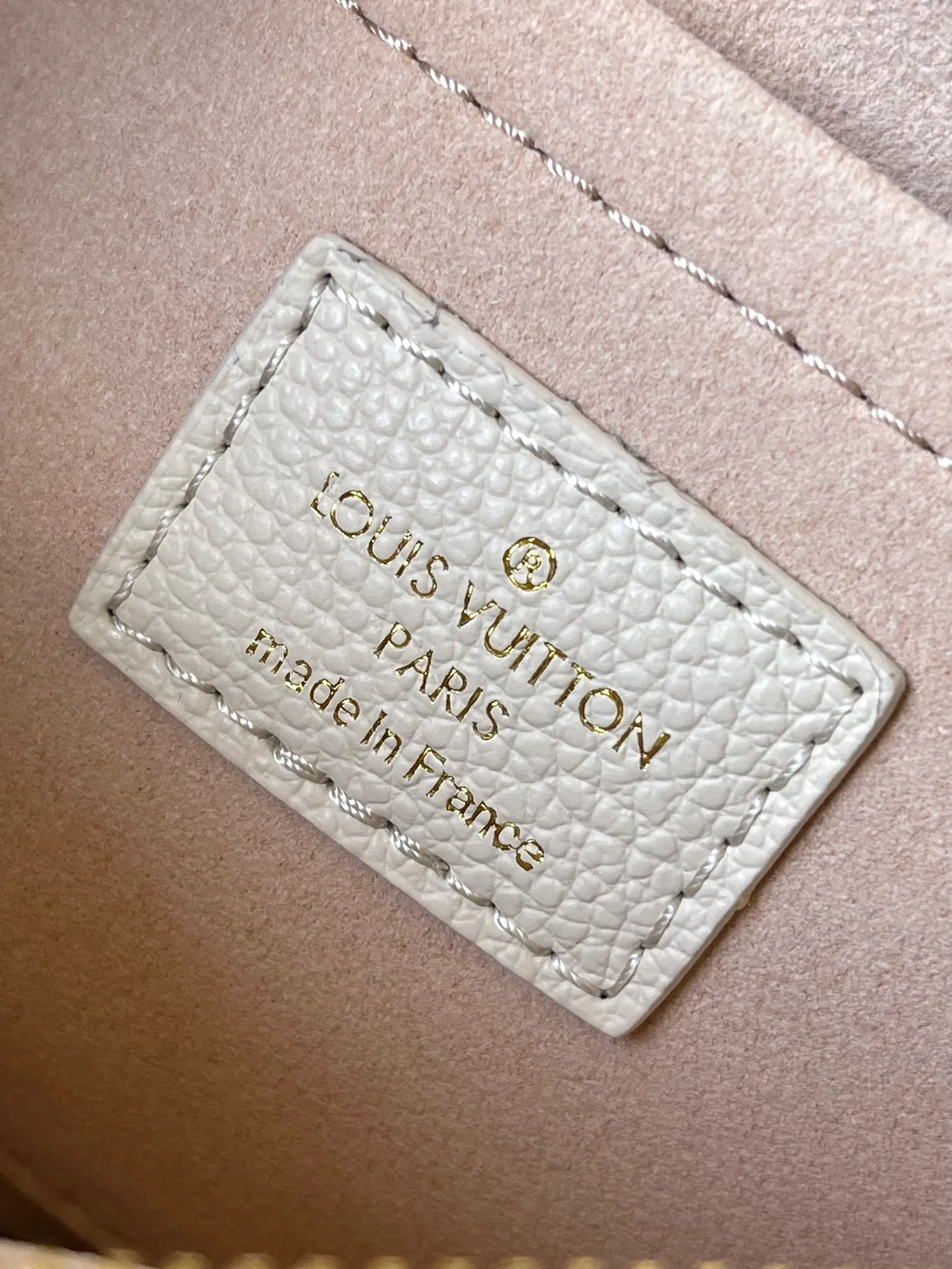 💰1300 (top layer leather) top original order M22941 This MarelEni handbag is from the LV Milky Way series. It combines the classic Epi cow leather with the dazzling light of metal parts. It is paired with a detachable heart-shaped coin bag, making it a perfect Valentine's Day gift. Dimensions: 19 × 13.5 × 6.5 cm