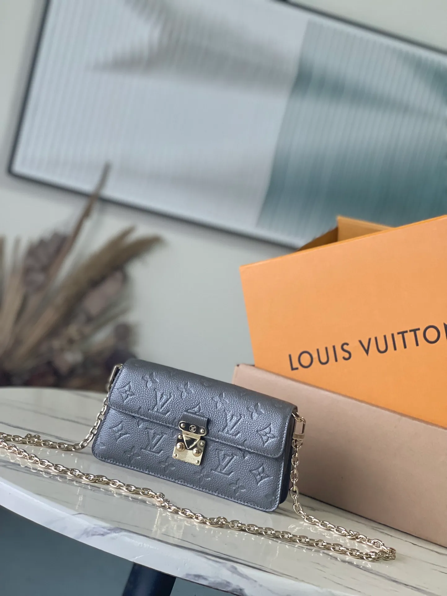 💰960 (top layer leather) top original M82671 silver Wallet On Chain Metis handbag is made of grained Monogram Empreinte leather with the brand's Monogram pattern embossed on it. It has a distinctive appearance with a trapezoidal design and the front flap is fixed with an S-lock, which is inherited from classic suitcases. Detachable chain allows for cross-body wear. Dimensions: 19 × 11 × 5.5 cm