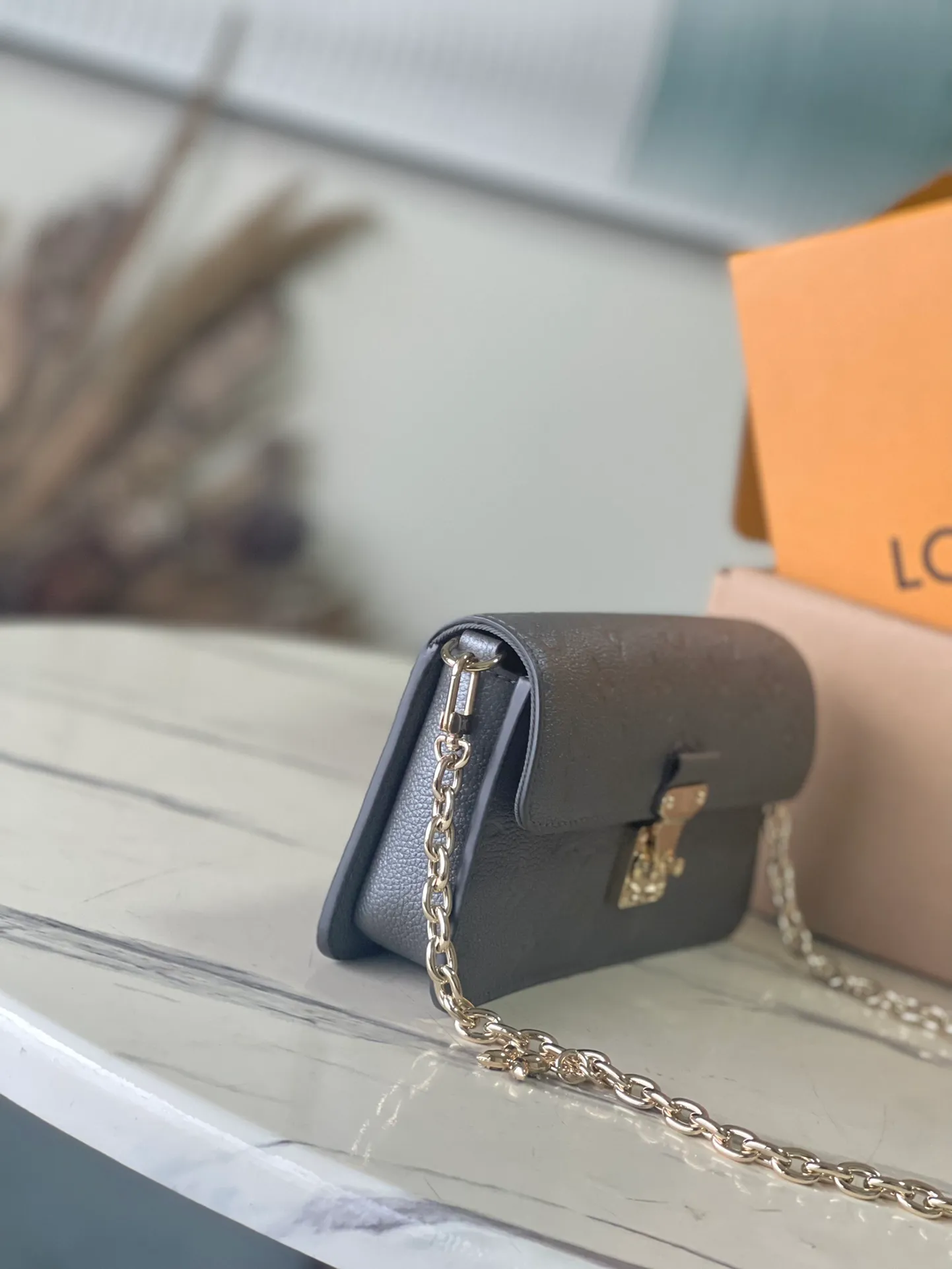 💰960 (top layer leather) top original M82671 silver Wallet On Chain Metis handbag is made of grained Monogram Empreinte leather with the brand's Monogram pattern embossed on it. It has a distinctive appearance with a trapezoidal design and the front flap is fixed with an S-lock, which is inherited from classic suitcases. Detachable chain allows for cross-body wear. Dimensions: 19 × 11 × 5.5 cm