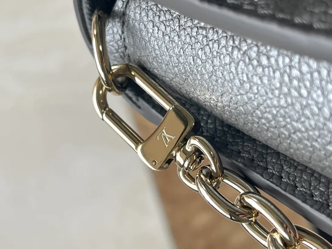 💰960 (top layer leather) top original M82671 silver Wallet On Chain Metis handbag is made of grained Monogram Empreinte leather with the brand's Monogram pattern embossed on it. It has a distinctive appearance with a trapezoidal design and the front flap is fixed with an S-lock, which is inherited from classic suitcases. Detachable chain allows for cross-body wear. Dimensions: 19 × 11 × 5.5 cm