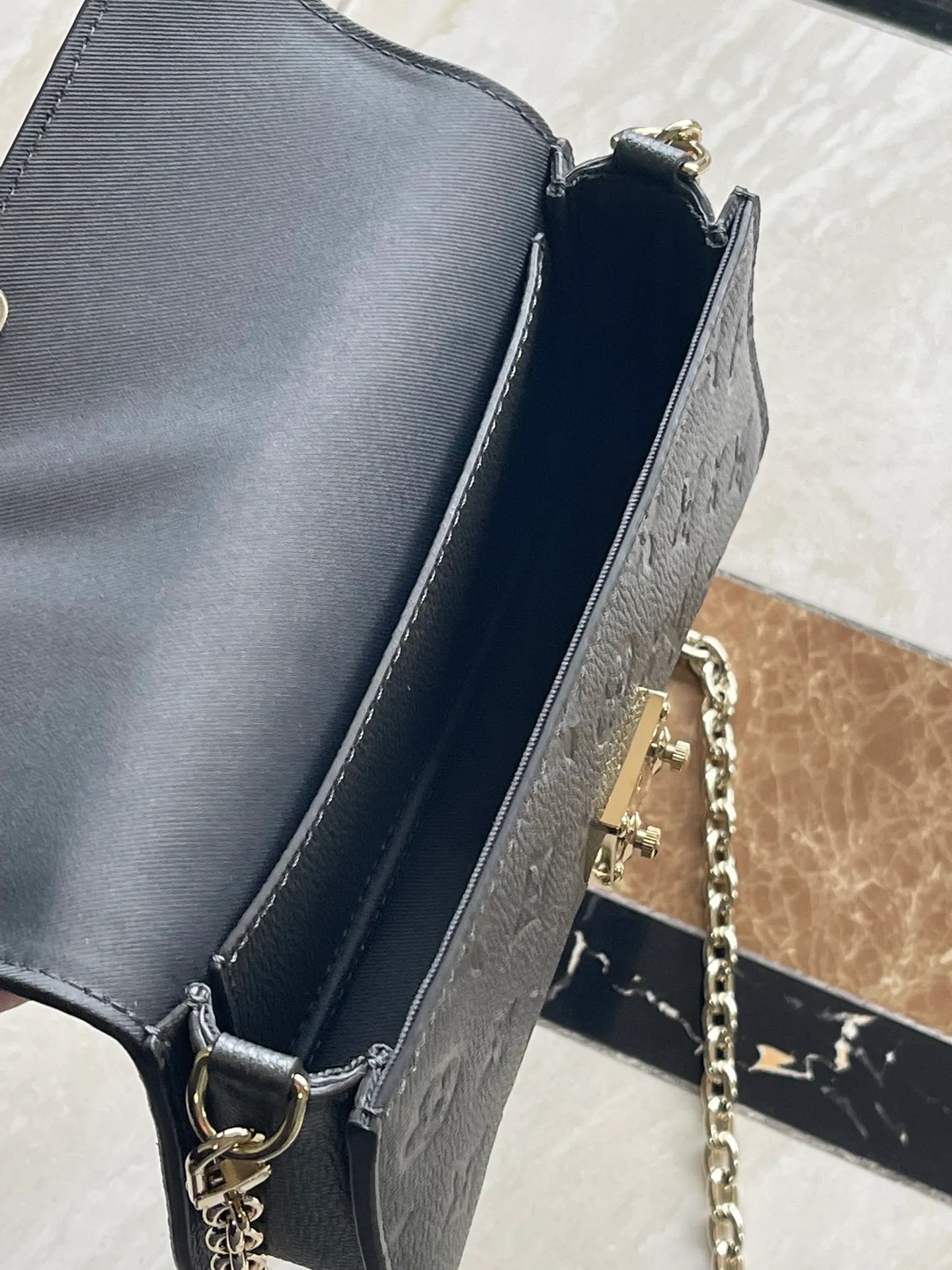 💰960 (top layer leather) top original M82671 silver Wallet On Chain Metis handbag is made of grained Monogram Empreinte leather with the brand's Monogram pattern embossed on it. It has a distinctive appearance with a trapezoidal design and the front flap is fixed with an S-lock, which is inherited from classic suitcases. Detachable chain allows for cross-body wear. Dimensions: 19 × 11 × 5.5 cm