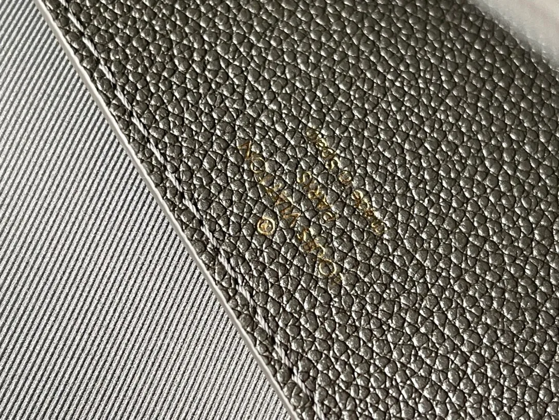 💰960 (top layer leather) top original M82671 silver Wallet On Chain Metis handbag is made of grained Monogram Empreinte leather with the brand's Monogram pattern embossed on it. It has a distinctive appearance with a trapezoidal design and the front flap is fixed with an S-lock, which is inherited from classic suitcases. Detachable chain allows for cross-body wear. Dimensions: 19 × 11 × 5.5 cm