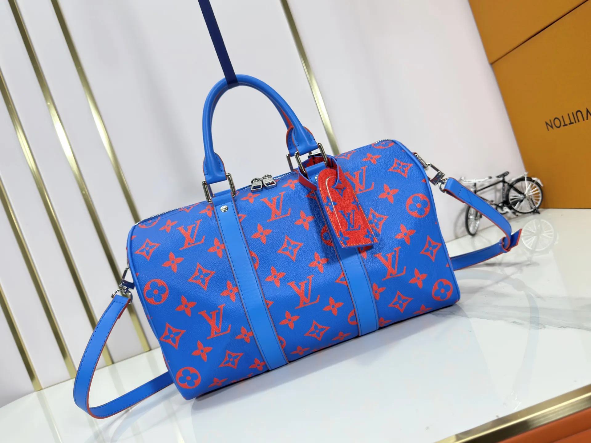 P300 upgraded original version M15023 fluorescent gray, blue M22573 M13865 M46655 black flower M22765 embossed top original model Keepall Bandoulière 35 handbag uses Monogram Eclipse coated canvas to convey restrained style. Leather top handles, side straps and hardware reflect classic heritage, while a removable and adjustable shoulder strap makes it comfortable to carry over the shoulder. Dimensions: 34.0 x 21.0 x 16.0 cm (length x height x width)