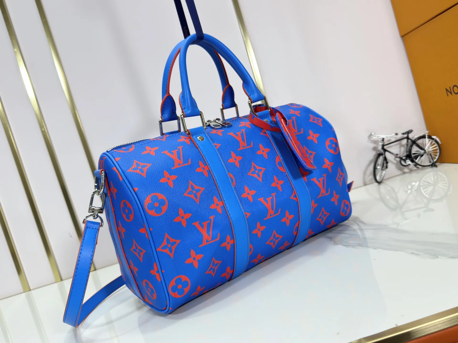 P300 upgraded original version M15023 fluorescent gray, blue M22573 M13865 M46655 black flower M22765 embossed top original model Keepall Bandoulière 35 handbag uses Monogram Eclipse coated canvas to convey restrained style. Leather top handles, side straps and hardware reflect classic heritage, while a removable and adjustable shoulder strap makes it comfortable to carry over the shoulder. Dimensions: 34.0 x 21.0 x 16.0 cm (length x height x width)