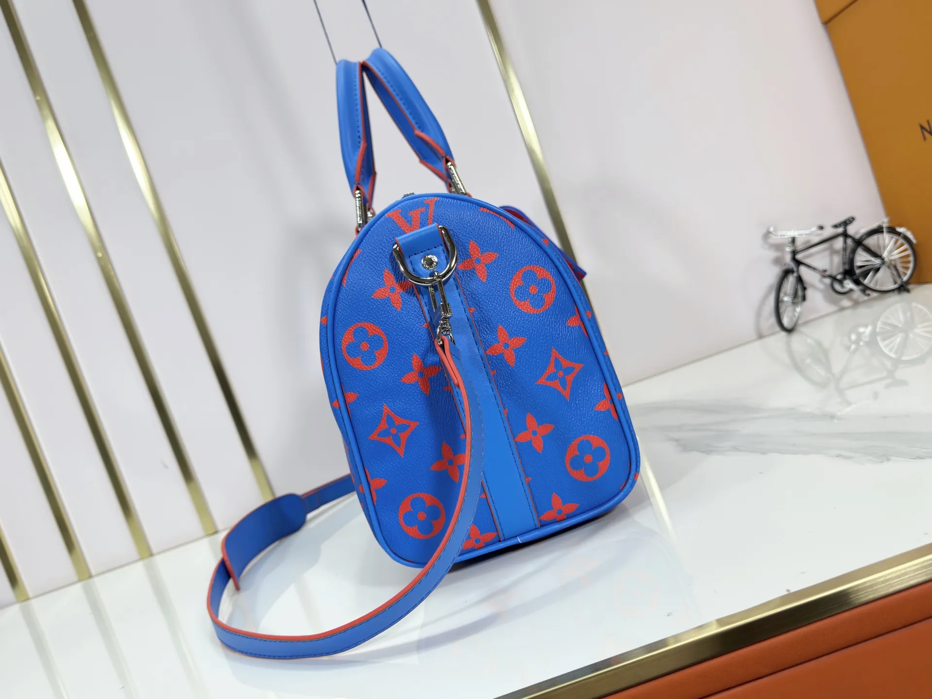 P300 upgraded original version M15023 fluorescent gray, blue M22573 M13865 M46655 black flower M22765 embossed top original model Keepall Bandoulière 35 handbag uses Monogram Eclipse coated canvas to convey restrained style. Leather top handles, side straps and hardware reflect classic heritage, while a removable and adjustable shoulder strap makes it comfortable to carry over the shoulder. Dimensions: 34.0 x 21.0 x 16.0 cm (length x height x width)
