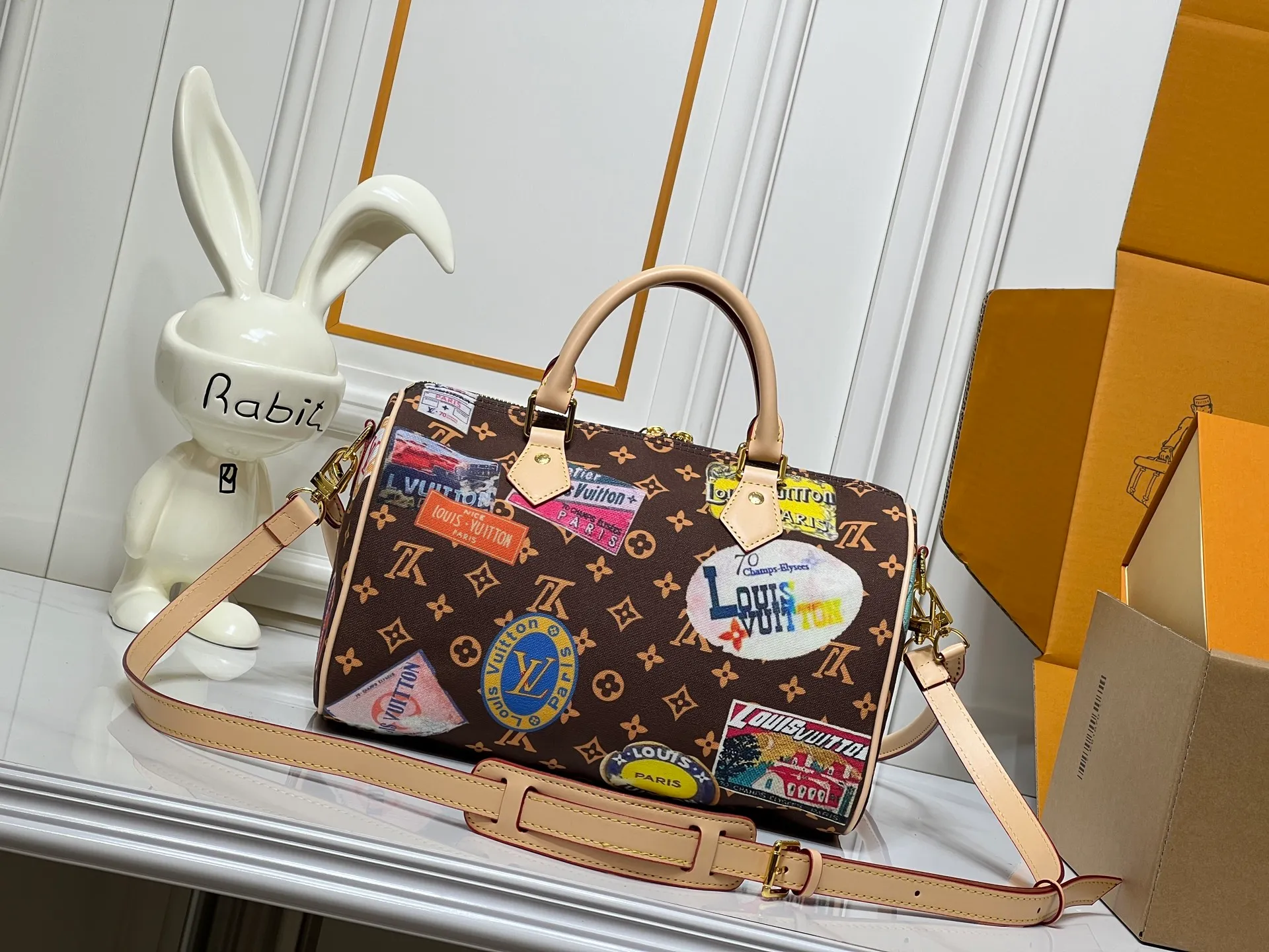 Batch 320💰M14587 M13344 This Speedy Soft 30 handbag interprets Monogram Dune elements with retro touches, with aircraft-shaped decoration and collage effect label, paying tribute to the design of Gaston Louis Vuitton collection series. The long handle makes it easy to carry on the shoulder, making it a great travel companion. 30.0 x 21.0 x 17.0 cm (length x height x width)