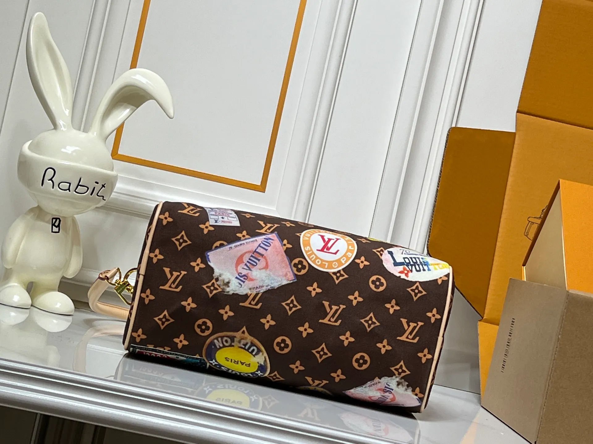 Batch 320💰M14587 M13344 This Speedy Soft 30 handbag interprets Monogram Dune elements with retro touches, with aircraft-shaped decoration and collage effect label, paying tribute to the design of Gaston Louis Vuitton collection series. The long handle makes it easy to carry on the shoulder, making it a great travel companion. 30.0 x 21.0 x 17.0 cm (length x height x width)