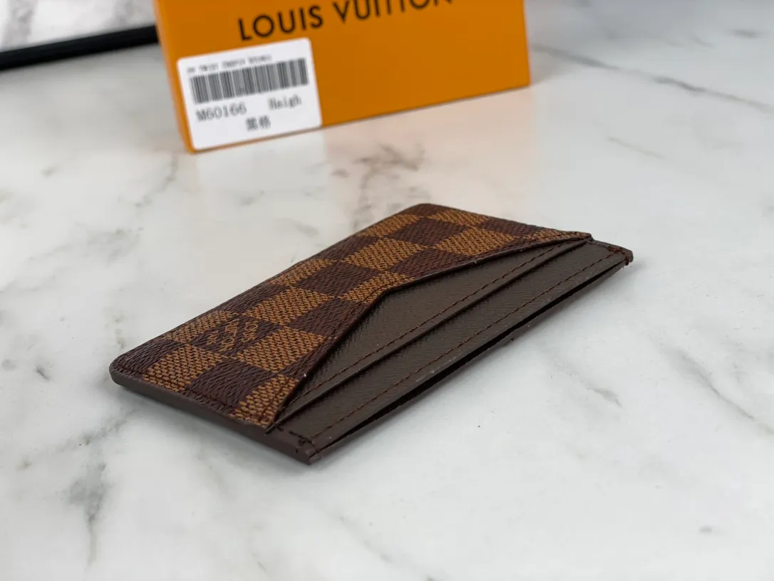 💰90💰M60166👏👏The Neo card holder made of Monogram Macassar canvas is the first choice for carrying important cards. Cowhide leather trim makes the classic Louis Vuitton pattern even more eye-catching. Dimensions: 11.0 x 7.0 x 0.6 cm,
