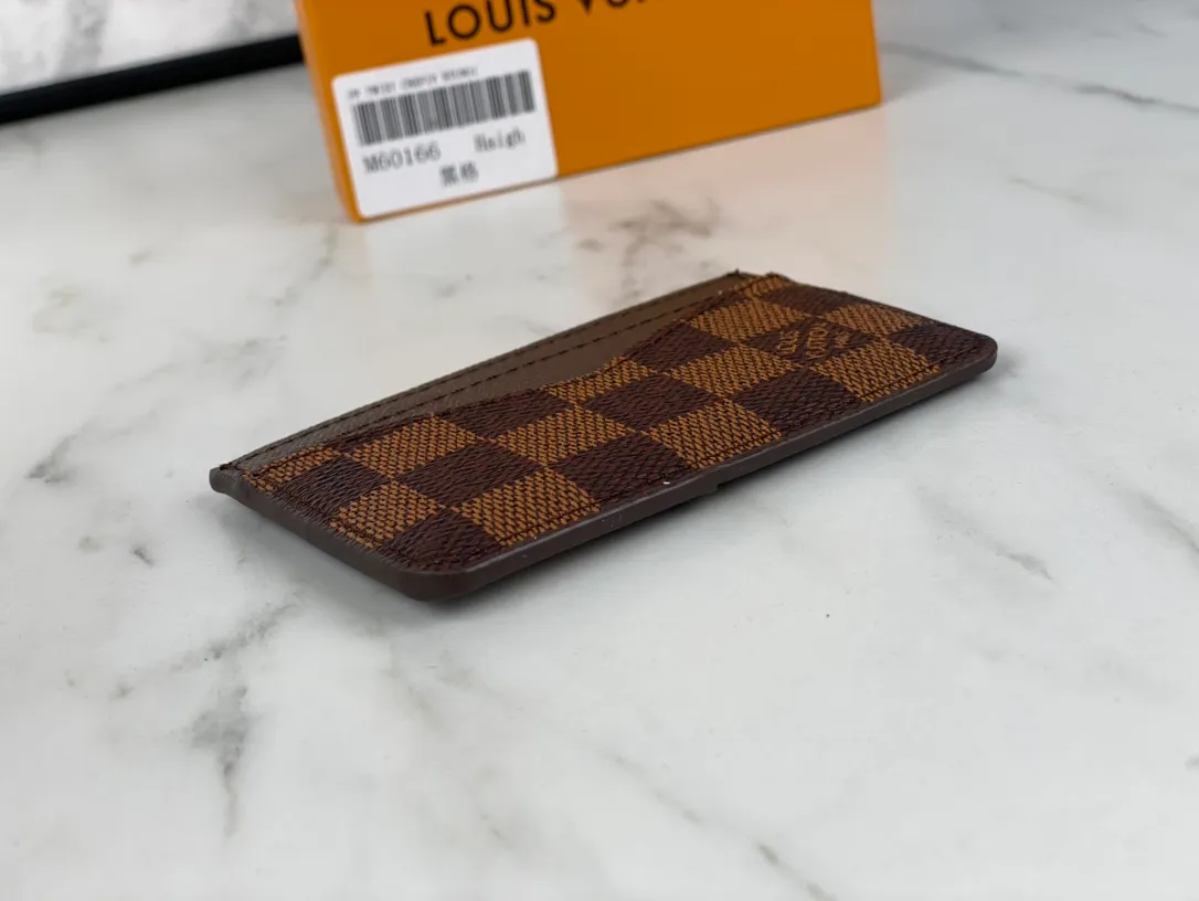 💰90💰M60166👏👏The Neo card holder made of Monogram Macassar canvas is the first choice for carrying important cards. Cowhide leather trim makes the classic Louis Vuitton pattern even more eye-catching. Dimensions: 11.0 x 7.0 x 0.6 cm,